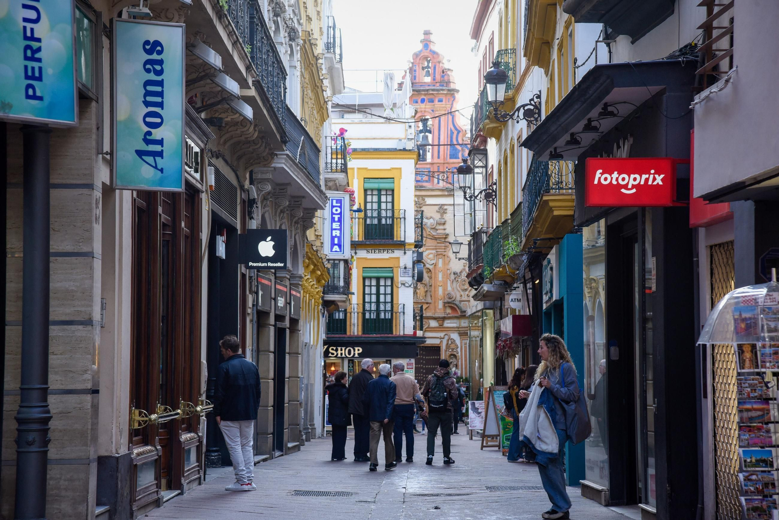 Varios ciudadanos pasean por la calle Sagasta, en el centro de la ciudad.