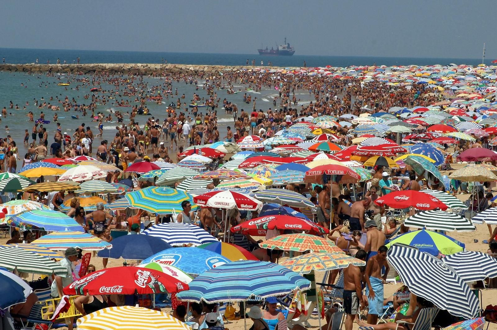 Imagen de archivo de la multitud en la playa de Regla, en Chipiona.