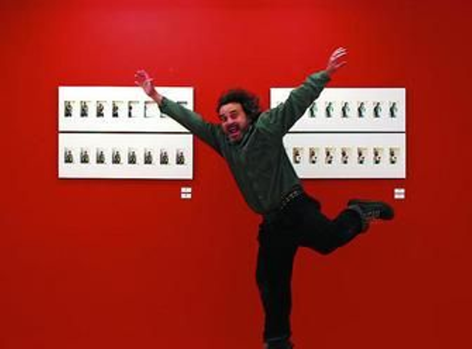 Antonio Pérez posa, a su manera, delante de su obra, ayer en la fotogalería de la Ufca.