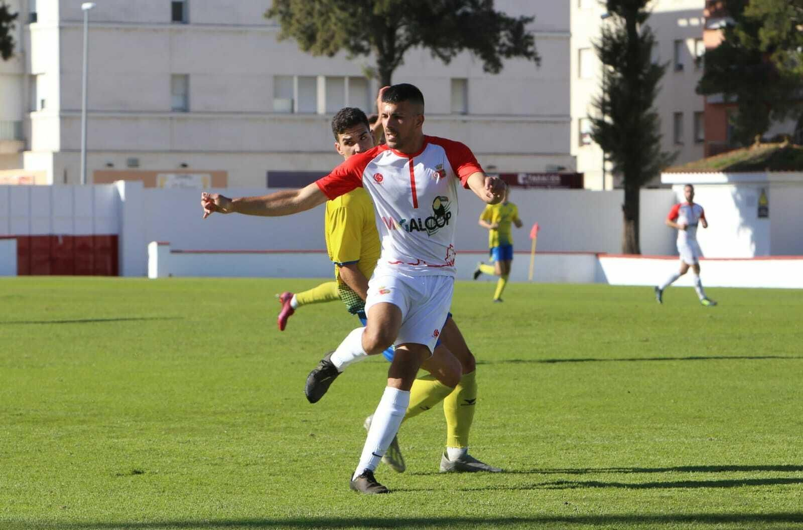 Carreño controla el balón ante un rival.