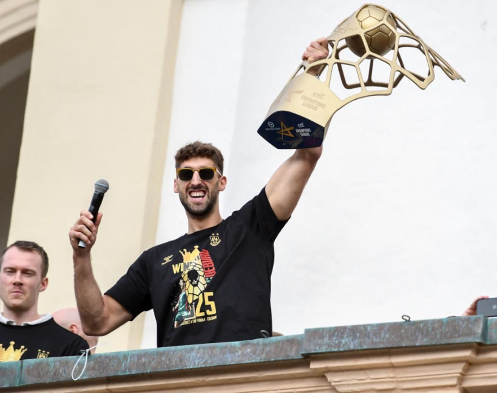 Antonio Serradilla en el balcón de Magdeburgo durante la celebración Antonio Serradilla en el balcón de Magdeburgo durante la celebración