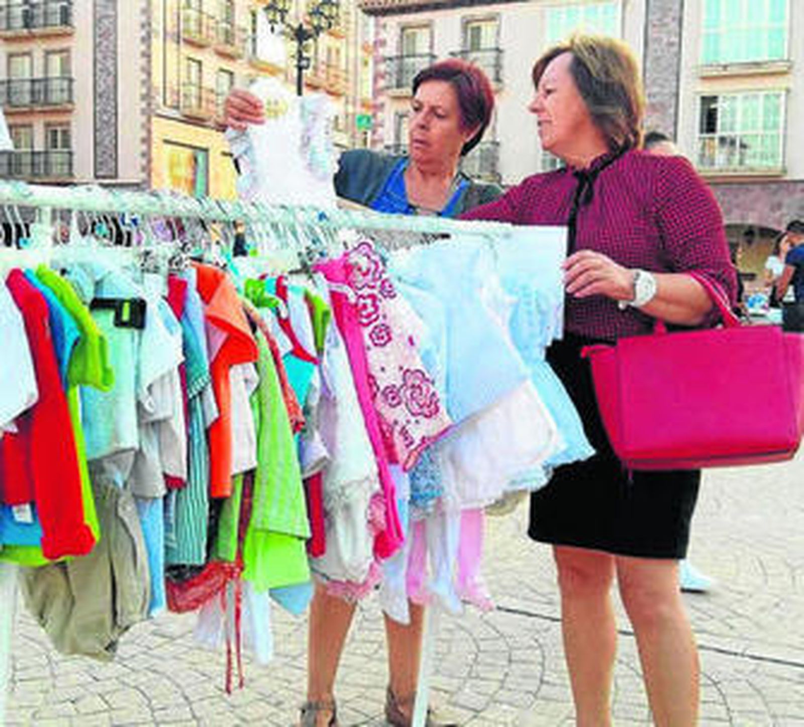 Los huercalenses se van de rastrillo en busca de gangas