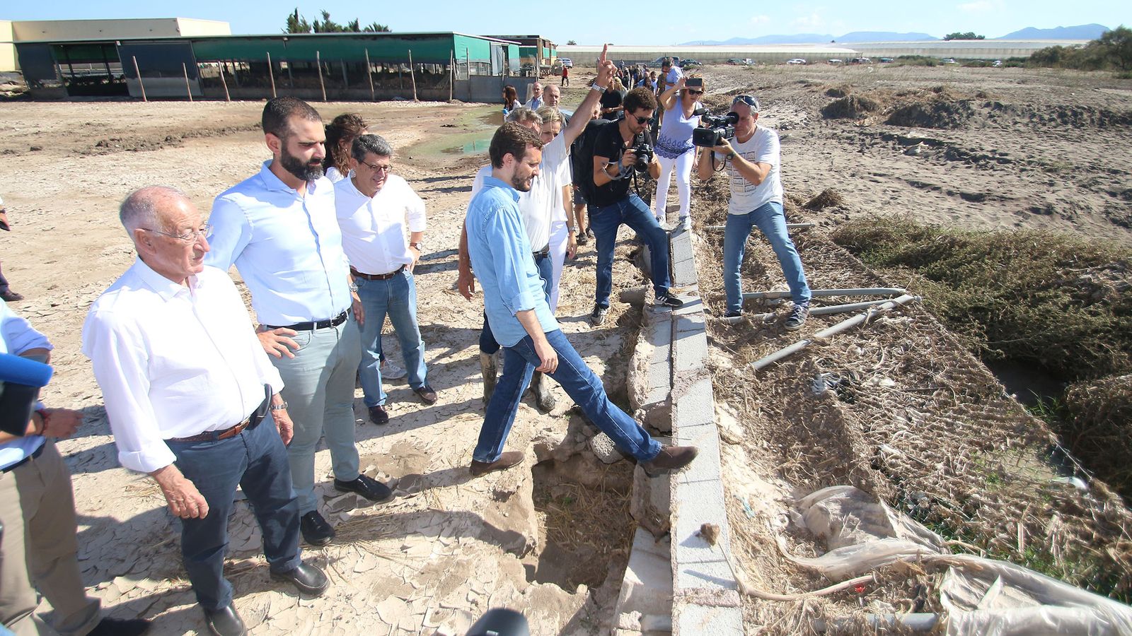 Pablo Casado visitó ayer con buena parte de la plana mayor del PPde Almería una de las explotaciones ganaderas afectadas por la gota fría.