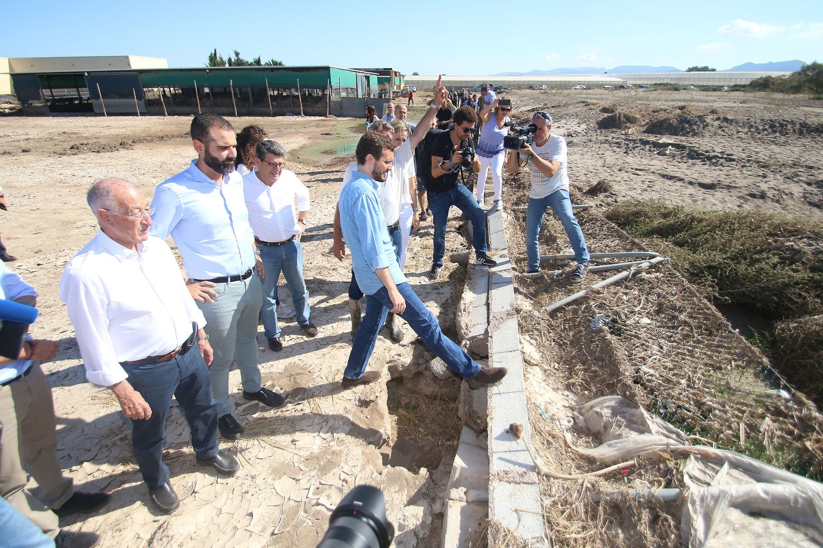 Pablo Casado visitó ayer con buena parte de la plana mayor del PPde Almería una de las explotaciones ganaderas afectadas por la gota fría.