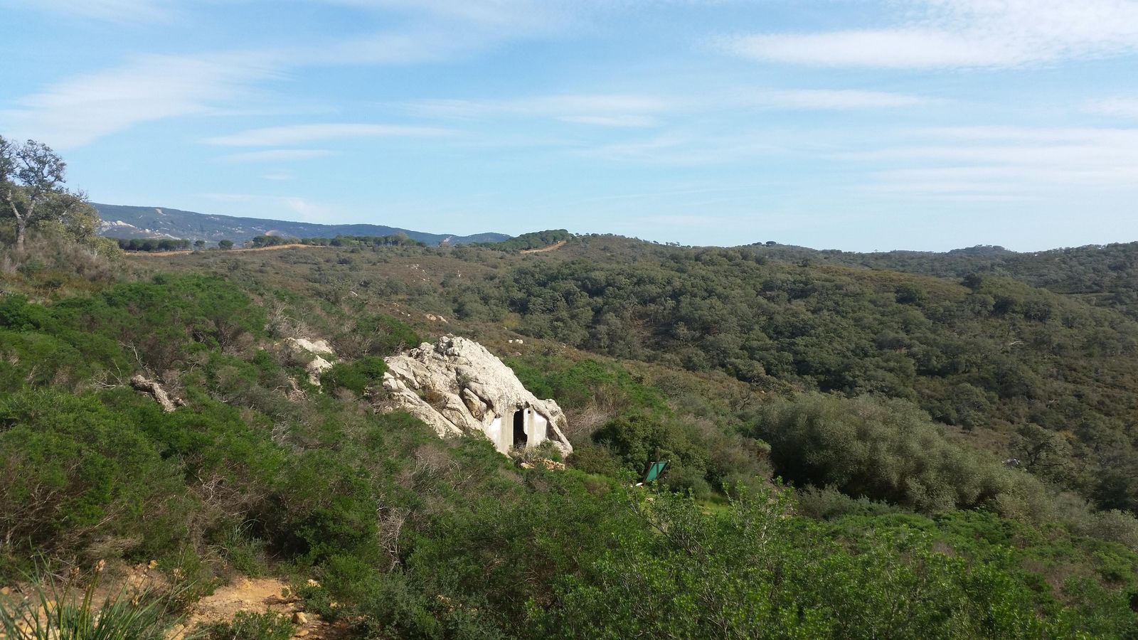 Vista de la casa-cueva desde el camino de llegada.