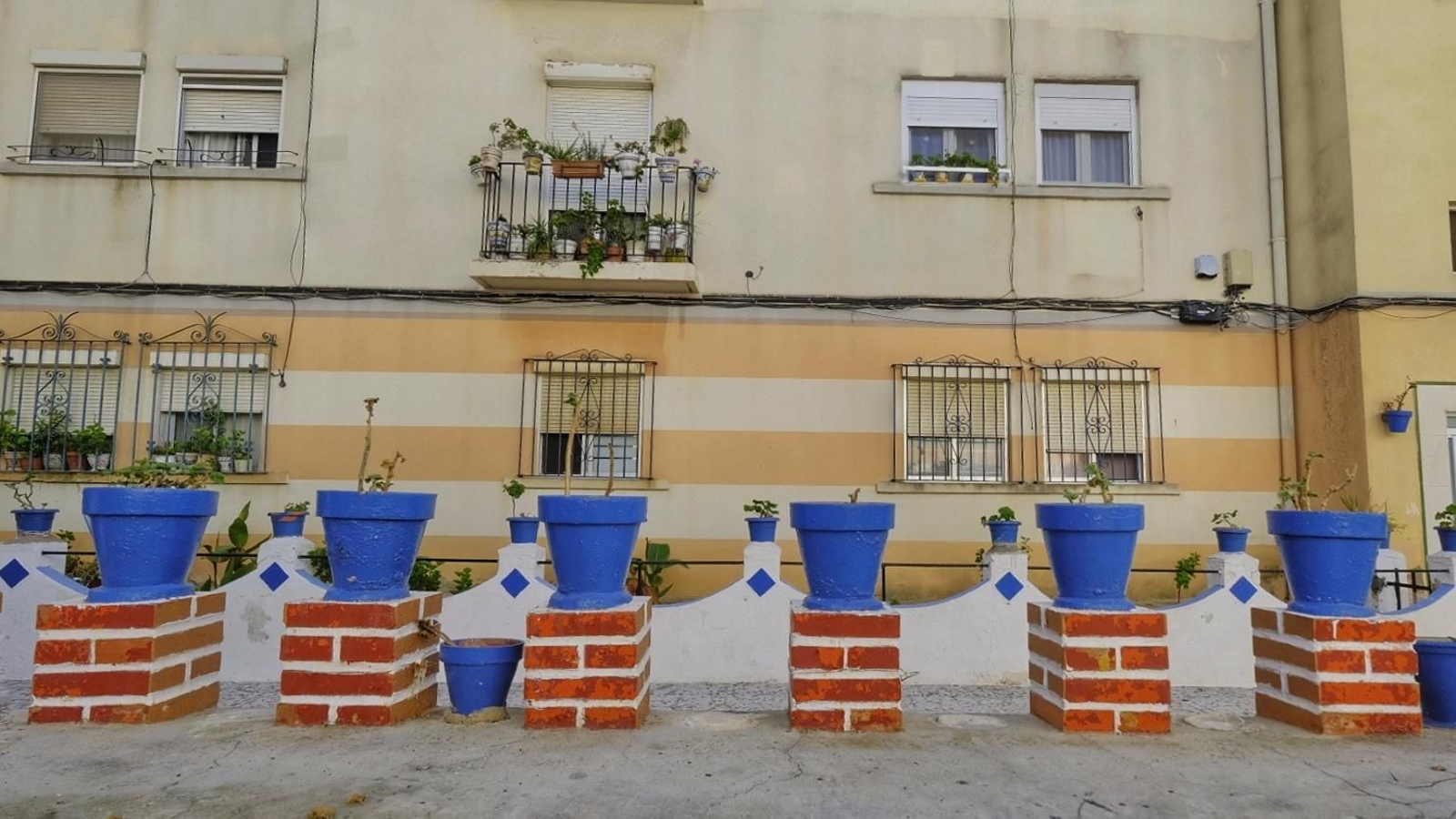 Fachada de uno de los edificios de la barriada Manuel de Falla.