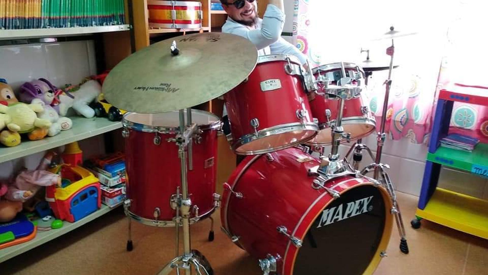 Juan con su batería en clase.