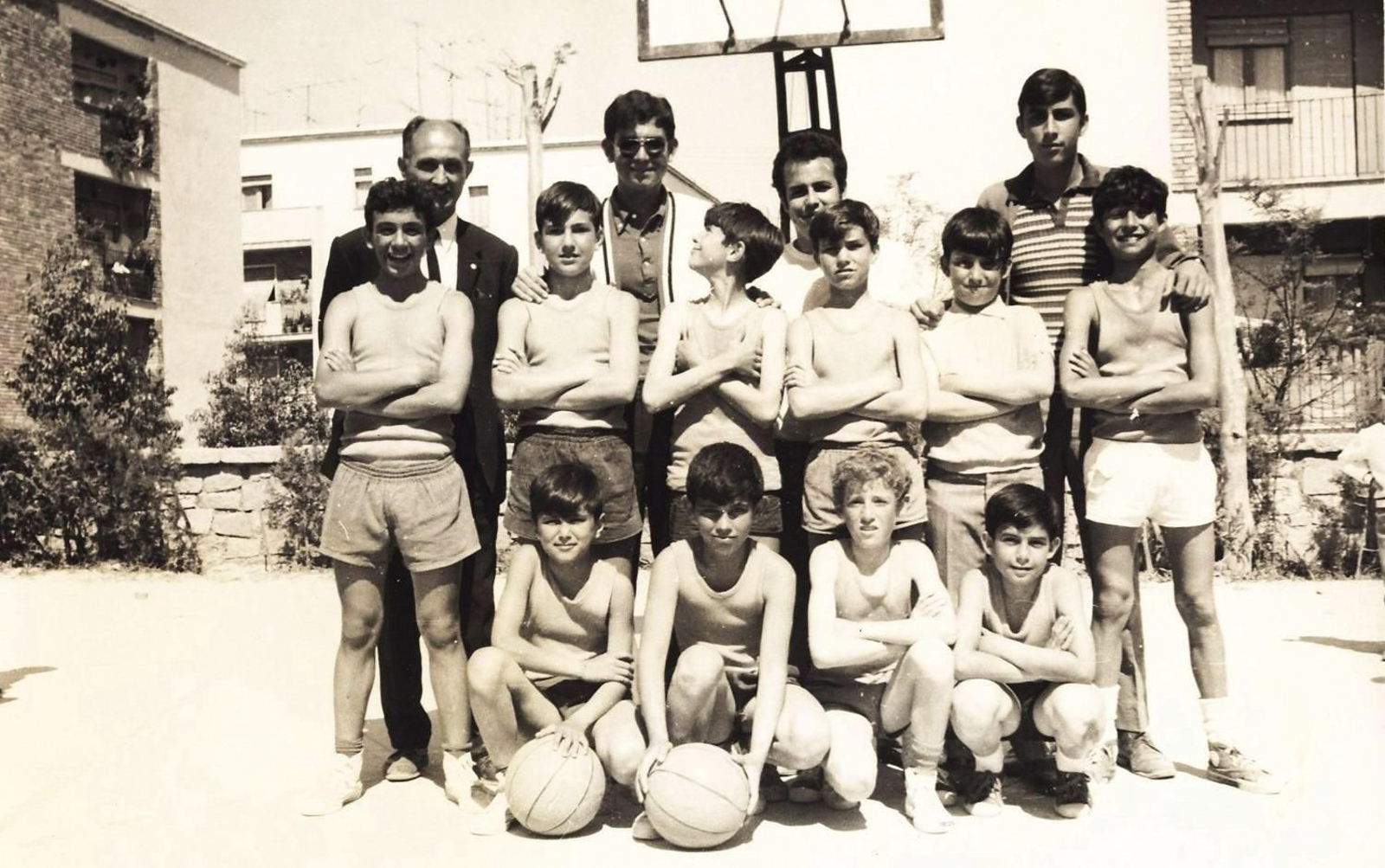 Salvador López, detrás, a la izquierda, posa con un equipo de baloncesto del colegio onubense.