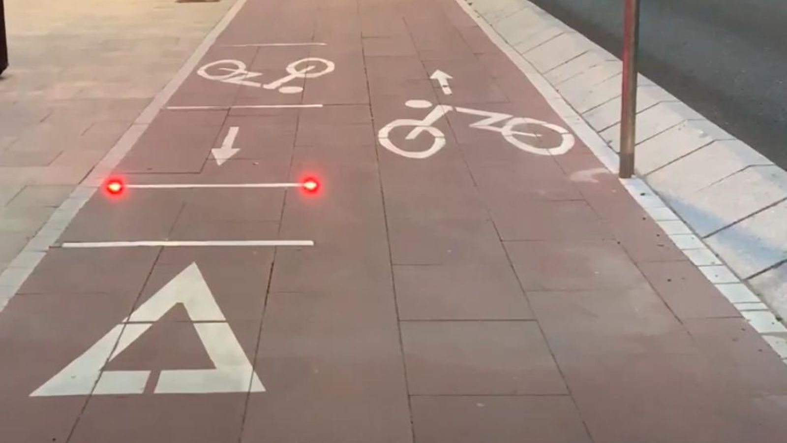 Mediante destellos lumínicos avisa a los viandantes y ciclistas.