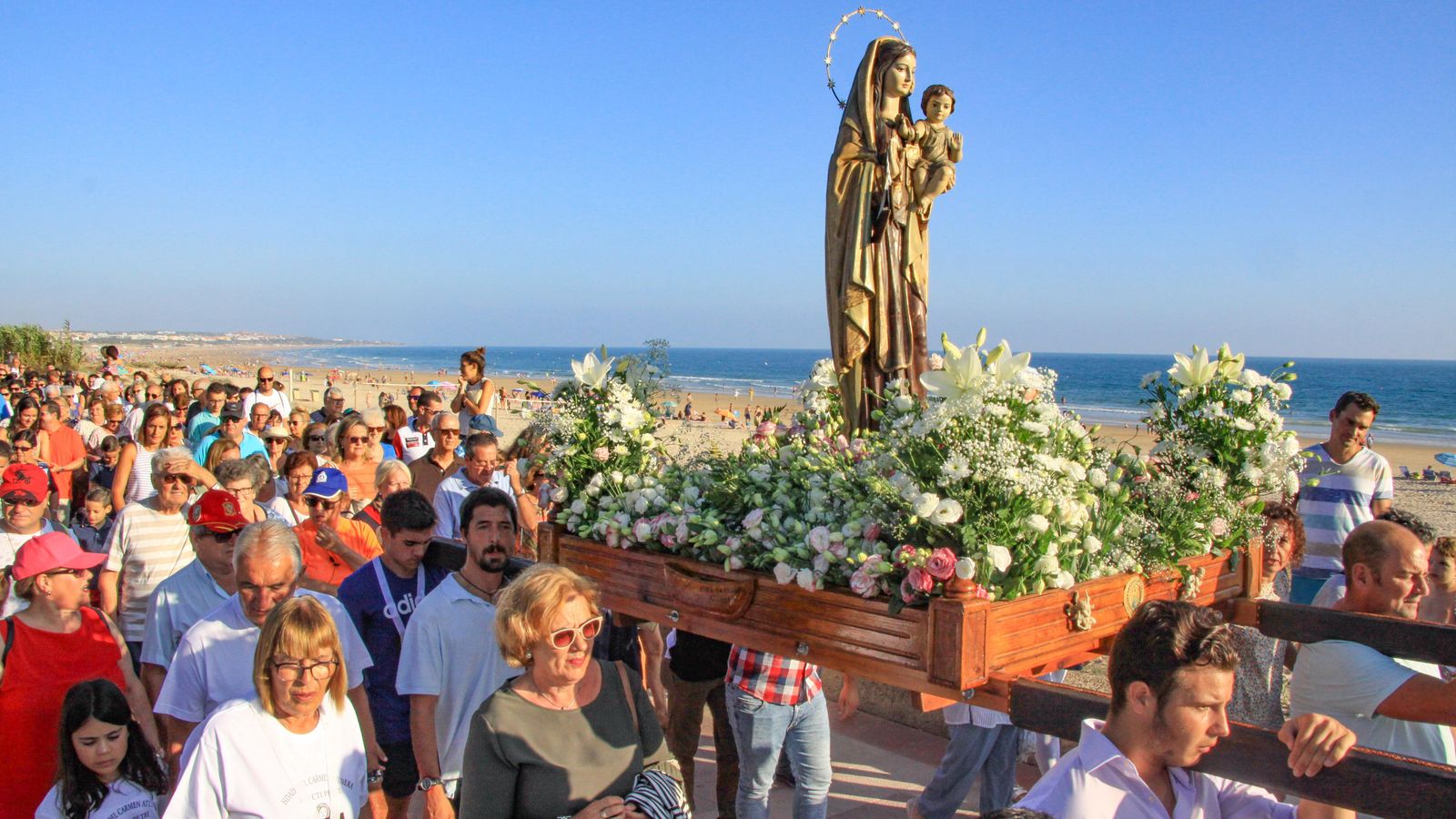 Las tradicionales romerías y traslados en la zona de la costa también han sido suspendidos.