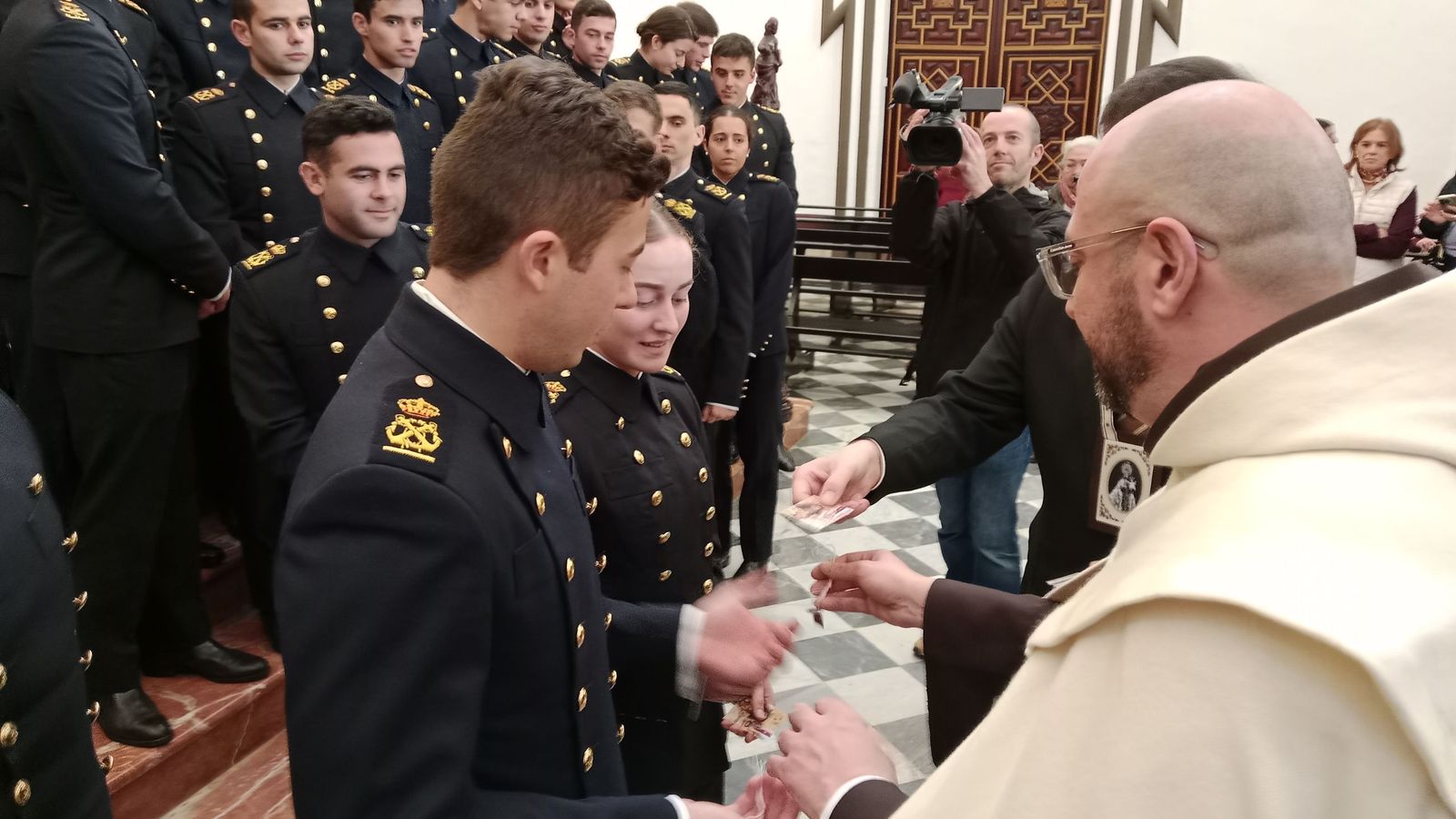 Así ha sido la despedida de los guardiamarinas de la Virgen del Carmen antes de embarcar en el 'Juan Sebastián de Elcano'
