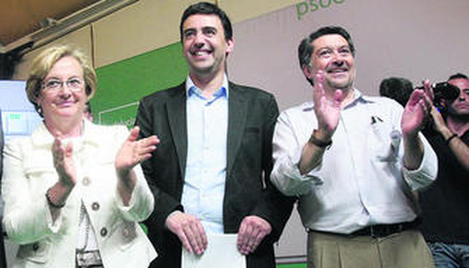 Los socialistas Petronila Guerrero, Mario Jiménez y Javier Barrero, en la noche electoral, cerrado el escrutinio.