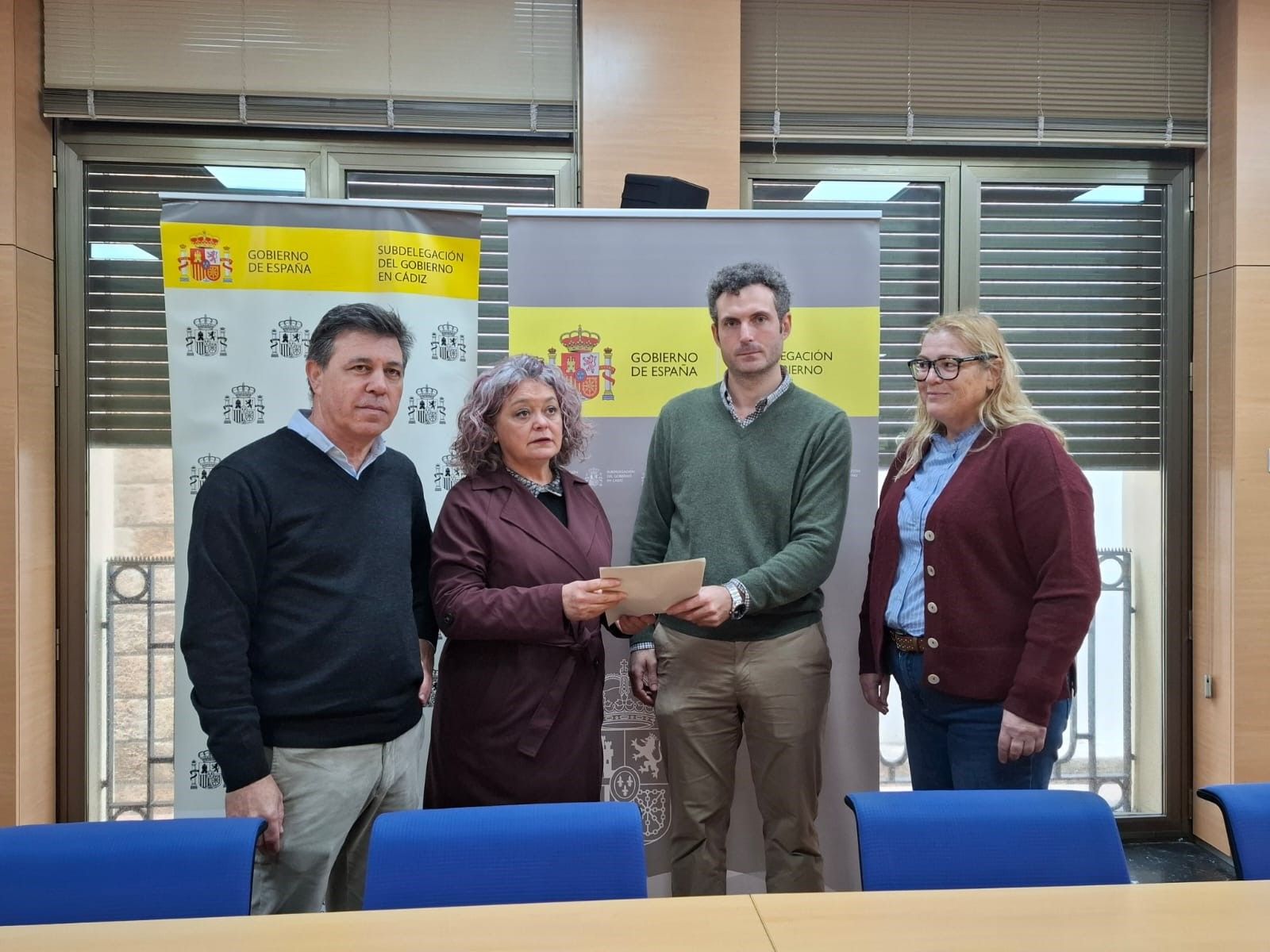 Blanca Flores recoge el manifiesto de mano de los representantes agrarios.