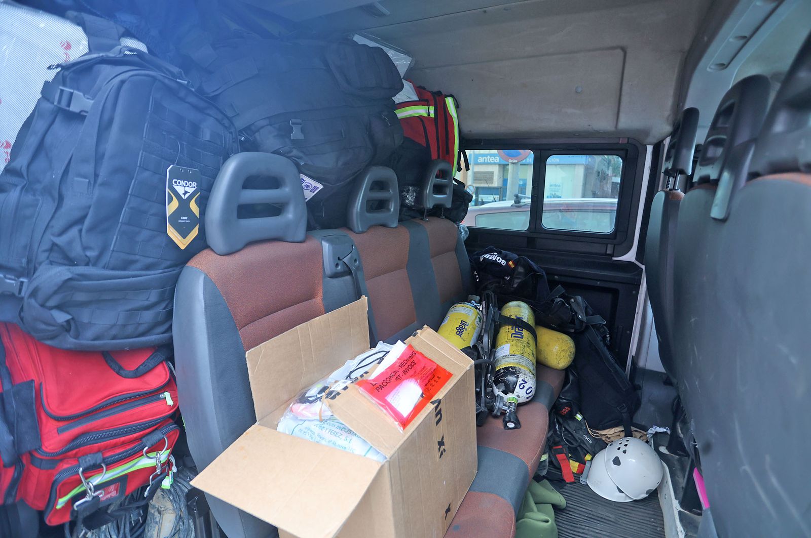 Imágenes de la partida de los bomberos de BUSF Huelva hacia Valencia