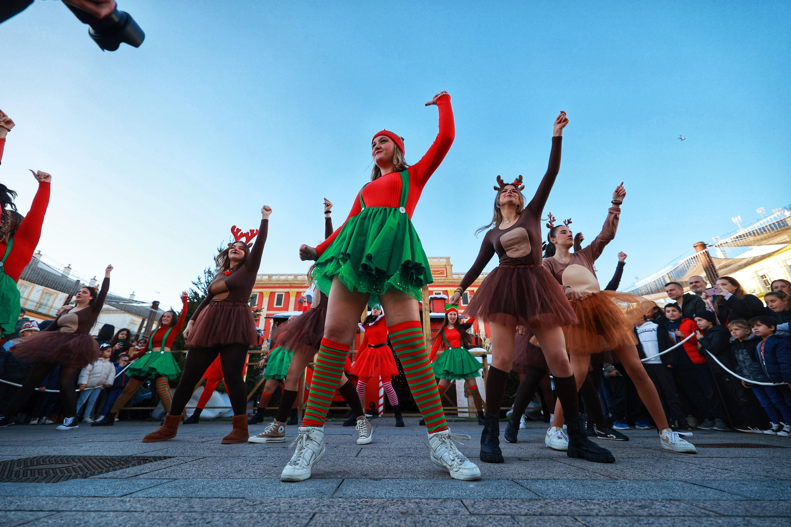 Papa Noel abre su casa en San Fernando: las imágenes de la inauguración y los horarios para visitarlo