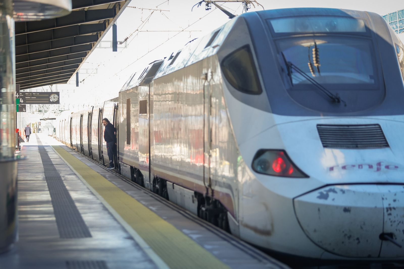 Un tren de Renfe en las vías.