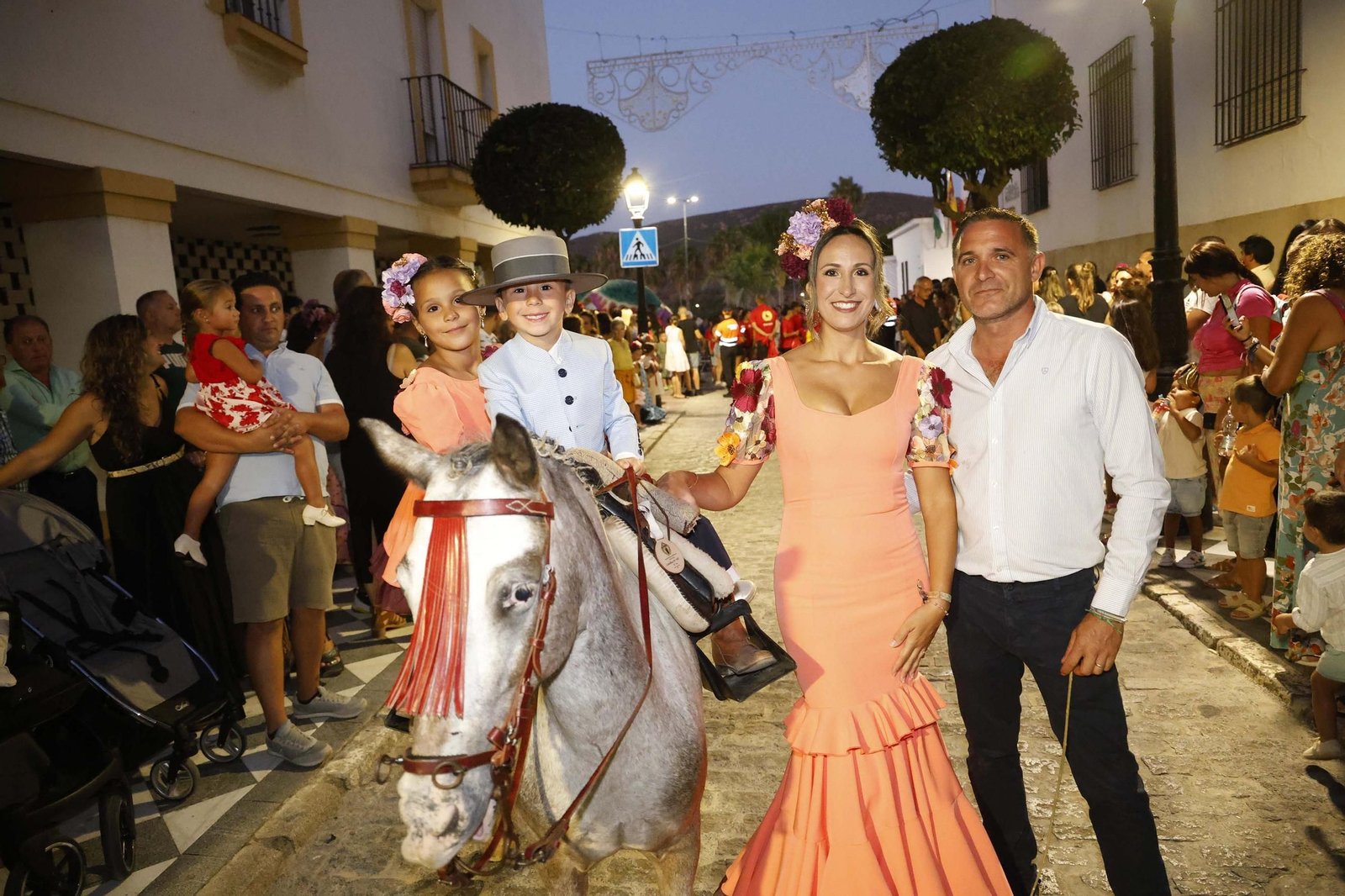 Búscate en las fotos de la cabalgata de la Feria Real de San Roque 2025