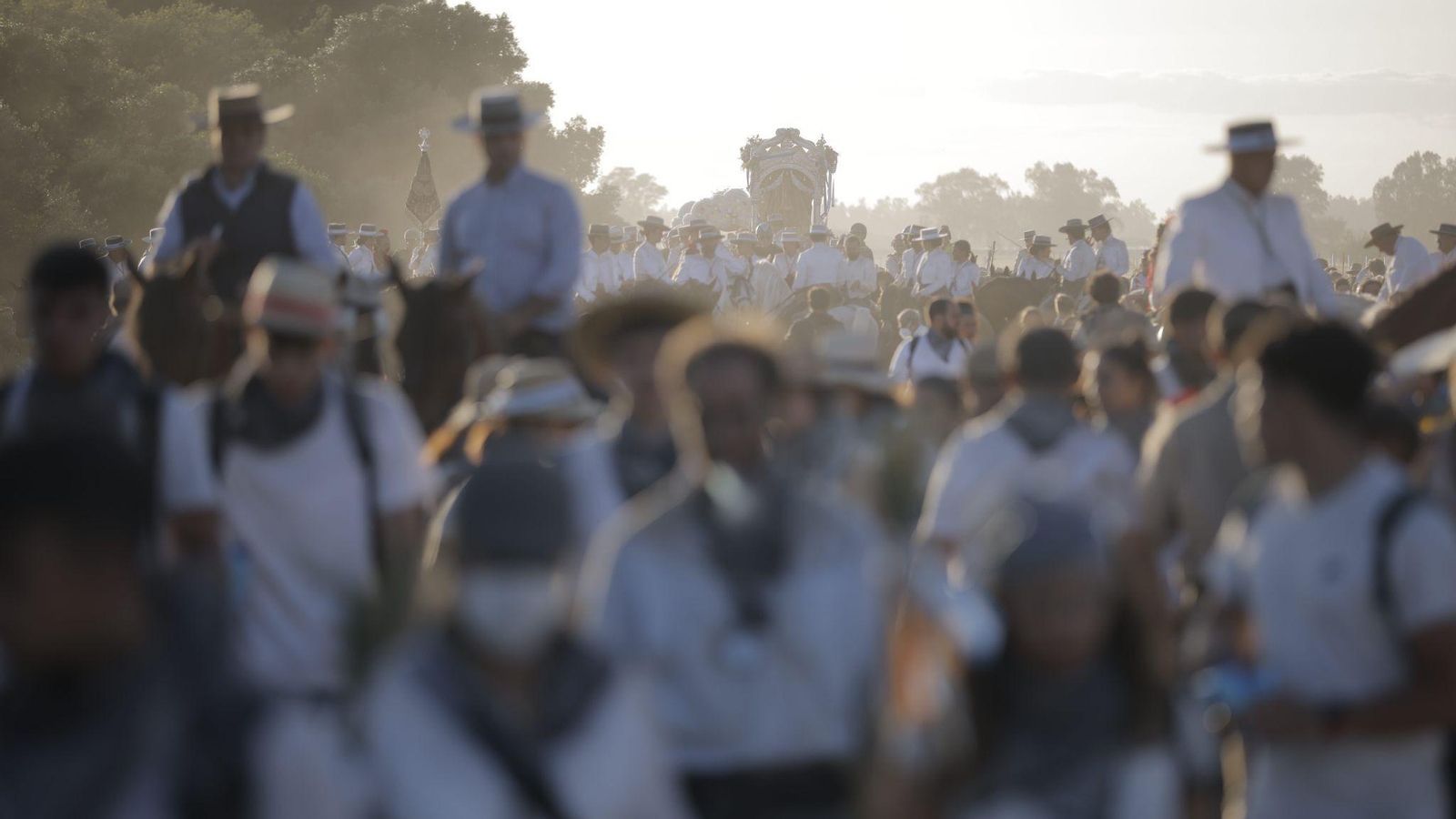 La Hermandad de Huelva, camino de la aldea, este viernes pasado.