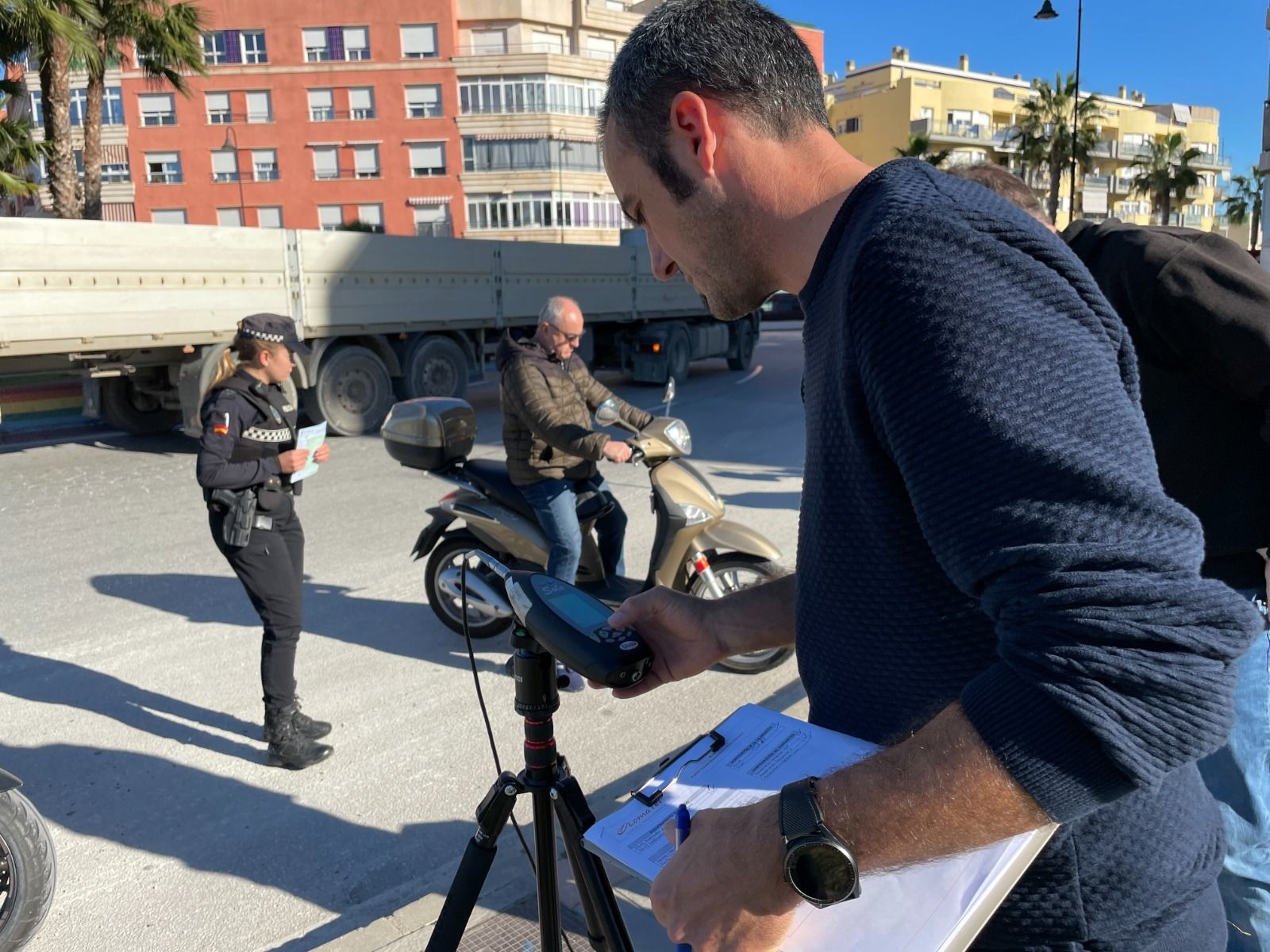 Uno de los controles practicados a un ciclomotor en Mijas.