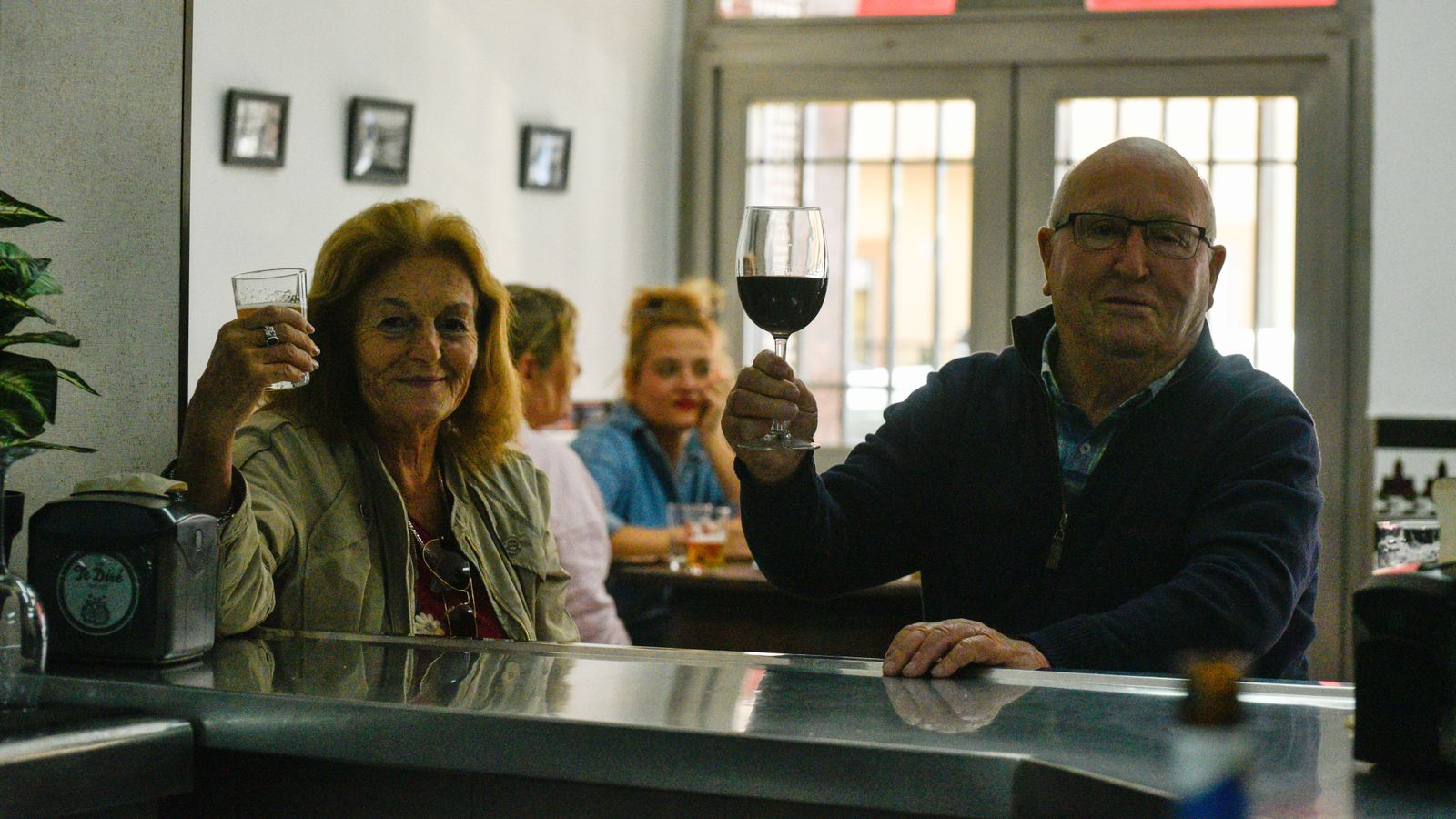 Las fotos del primer dia de reapertura del Bar 'Te dire' en Algeciras