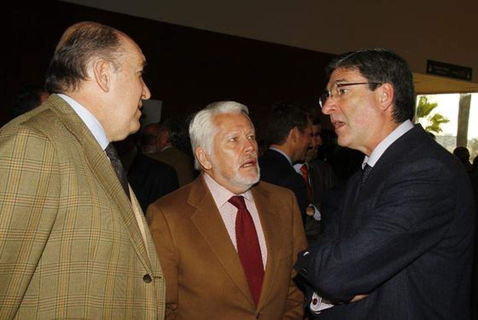 Antonio García de Castro, director del Instituto San Telmo, con el abogado Francisco Ballester y Miguel Ángel Serrano, director general de la Consejería de Educación.

Foto: Juan Carlos Vazquez y Victoria Hidalgo
