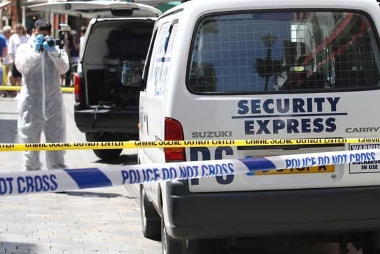 La policía inspecciona la zona y  la acordona 

Foto: Paco Guerrero
