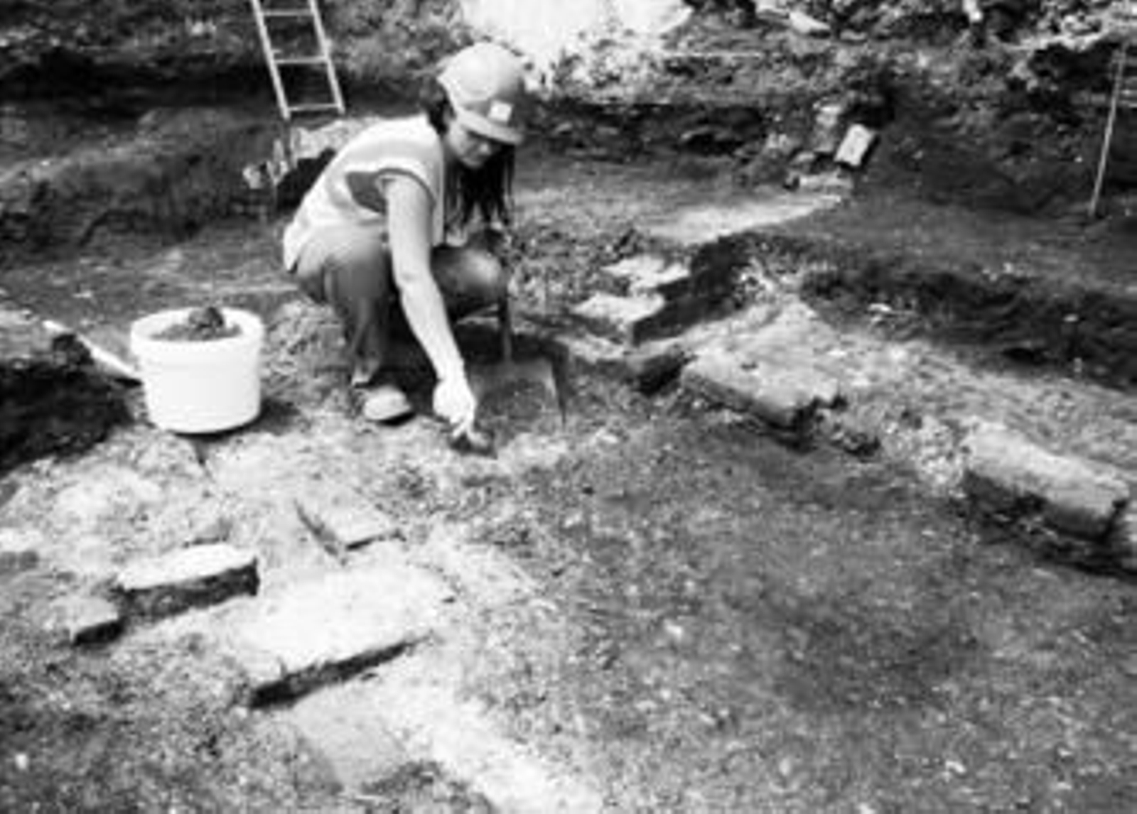 Una arqueóloga del Museo de Londres en plena tarea de excavación de los restos.