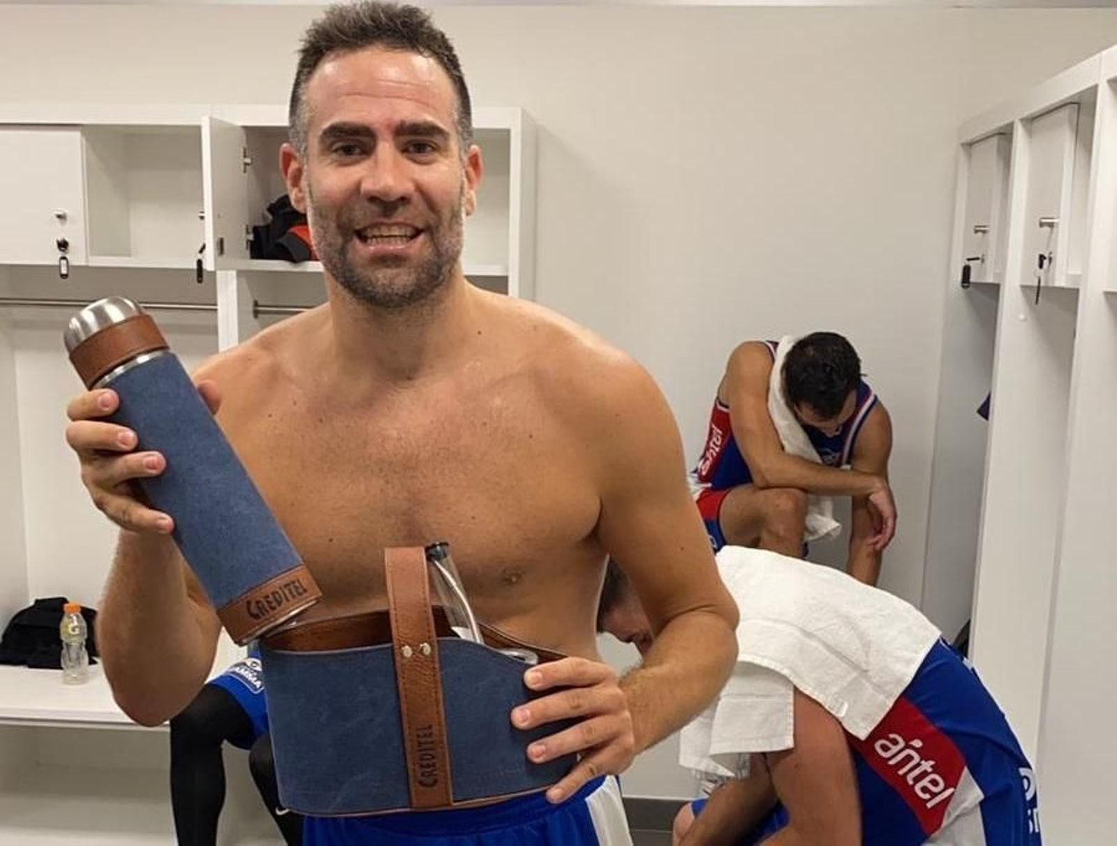 Carlos Cabezas, con el obsequio tras ser MVP.