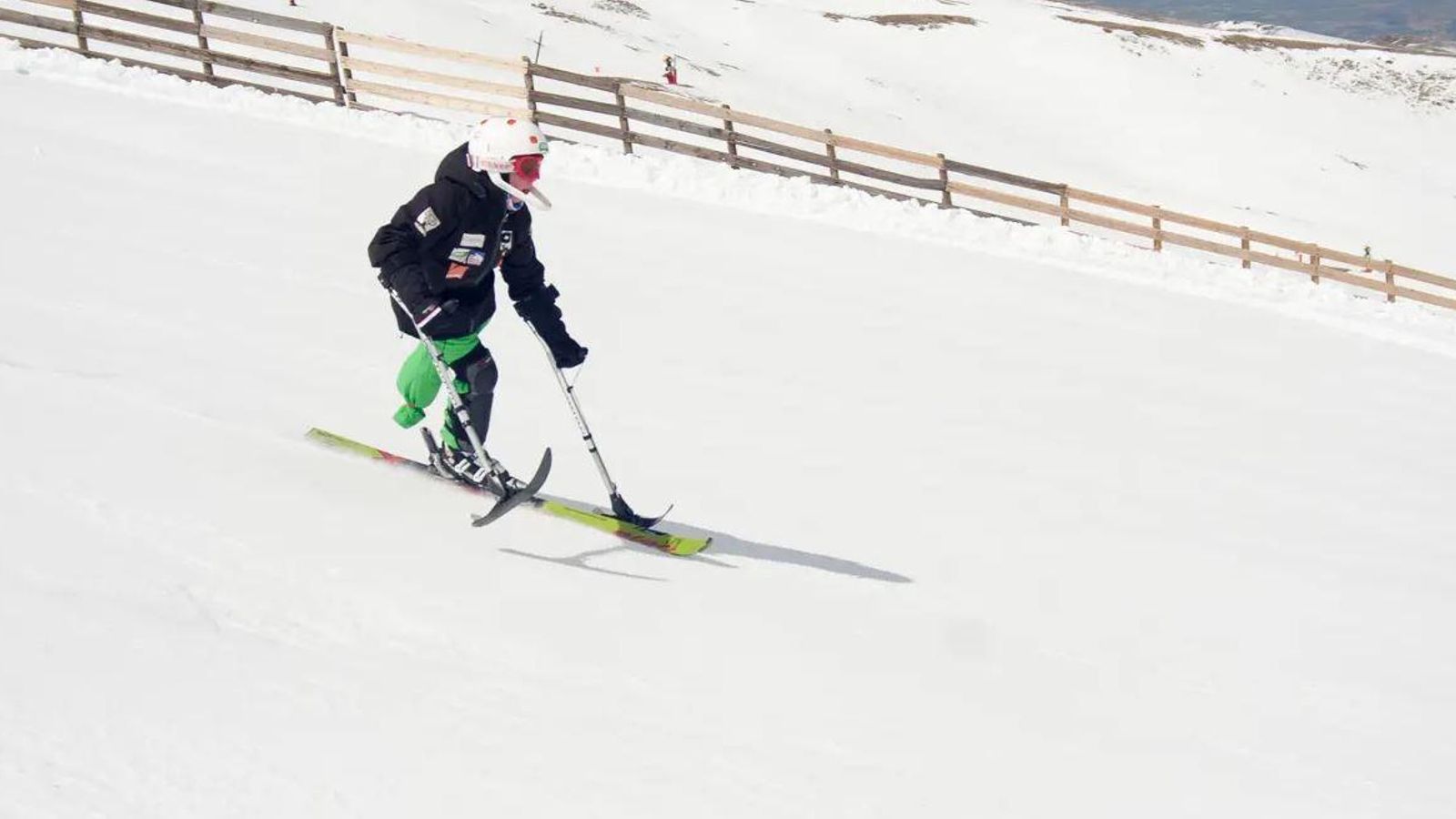 Un niño practica el esquí paralímpico en Sierra Nevada.