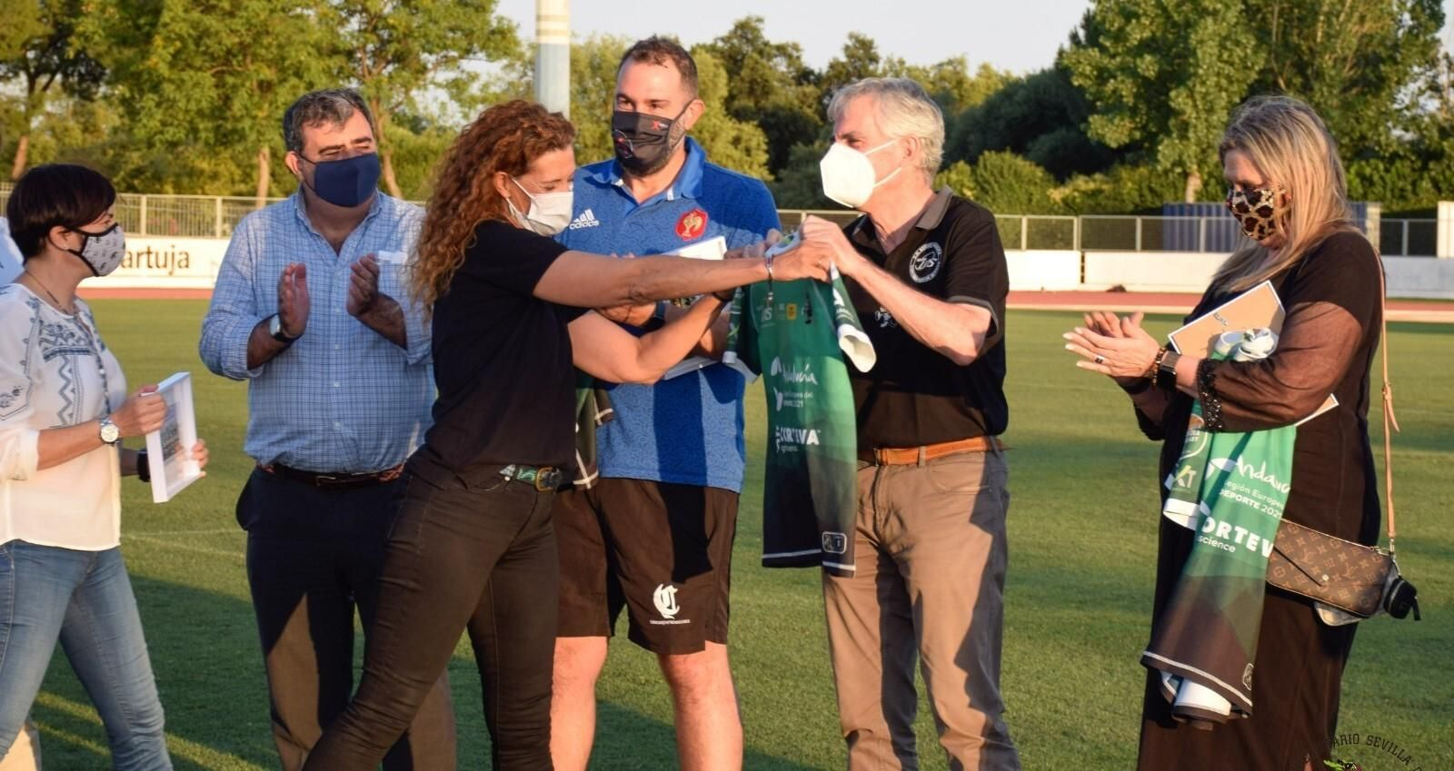 Mariola Rus le entrega una camiseta del club a uno de los patrocinadores.