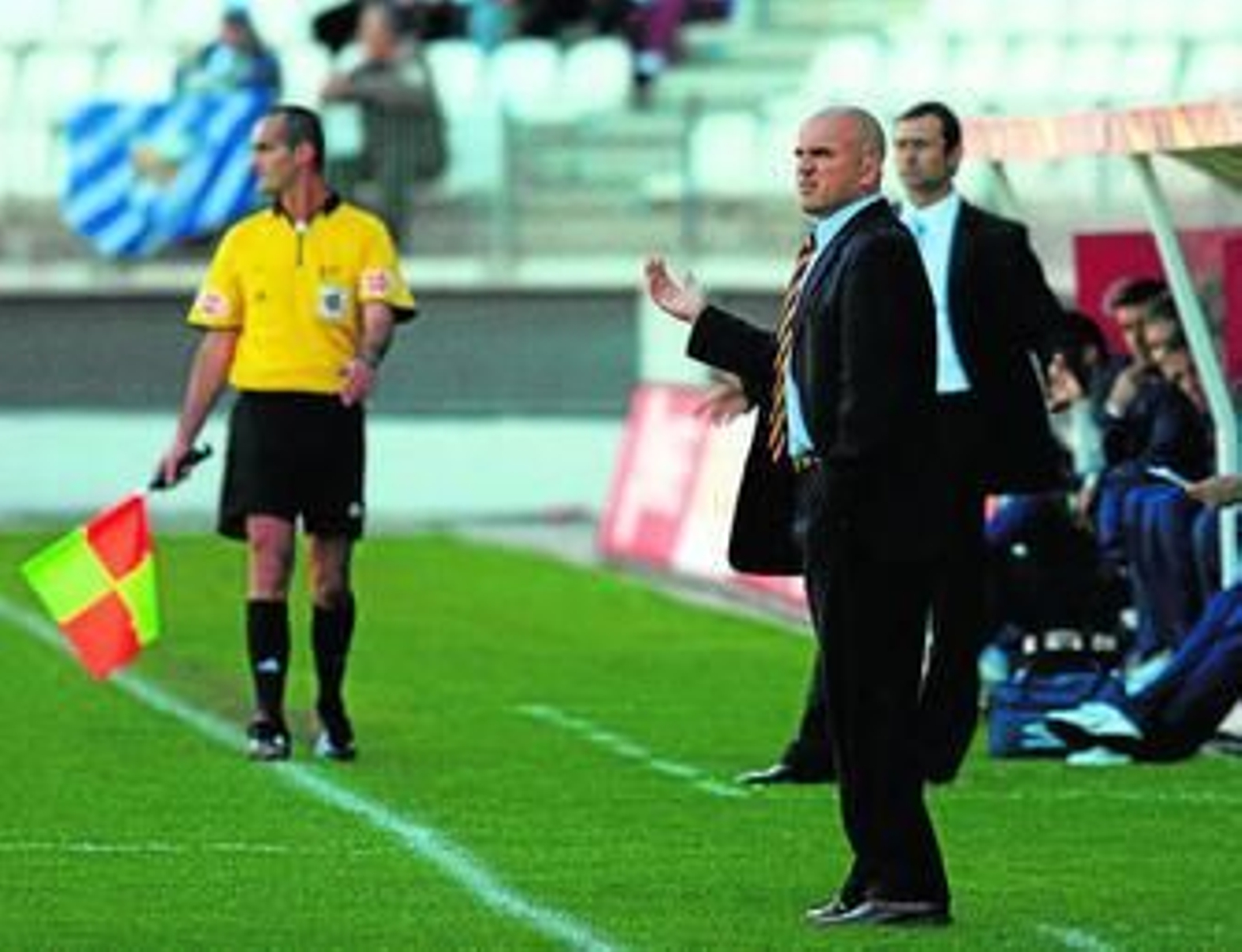 Luis César Sampedro, entrenador del Albacete Balompié, gesticula durante un partido.