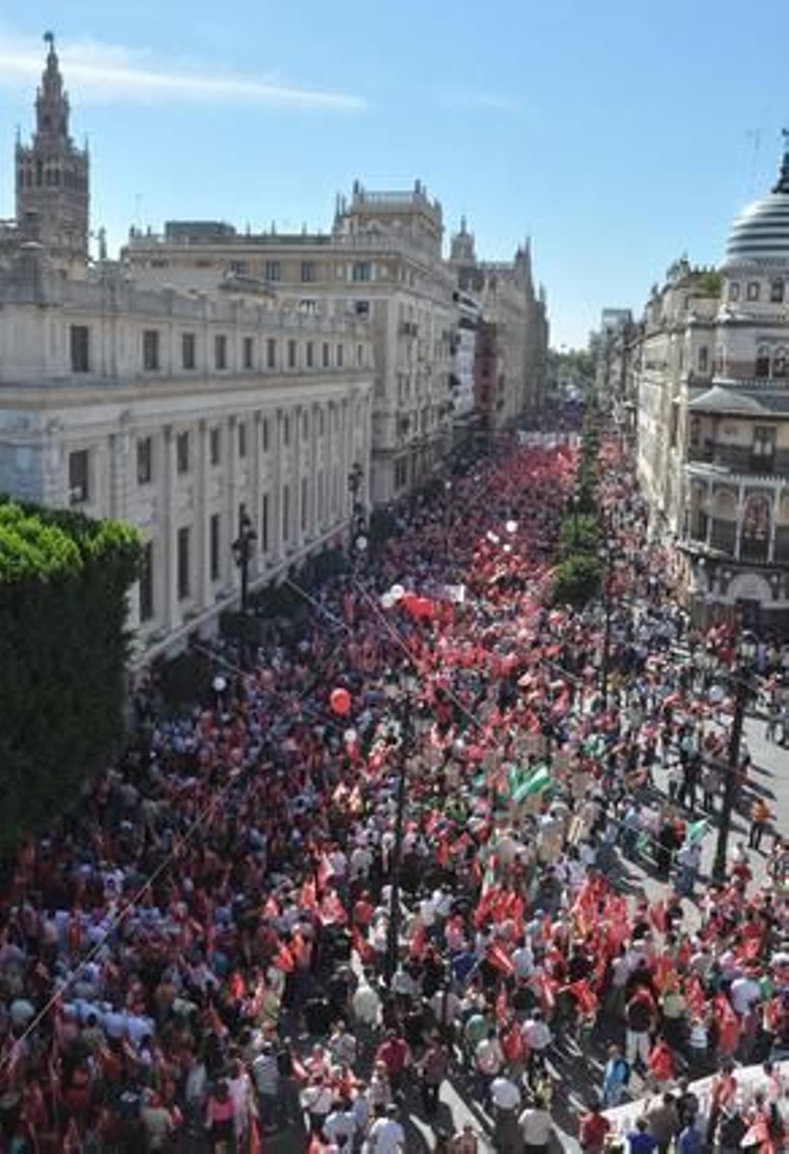 Los sindicatos recorren las calles del centro de la capital.

Foto: Manuel Gómez