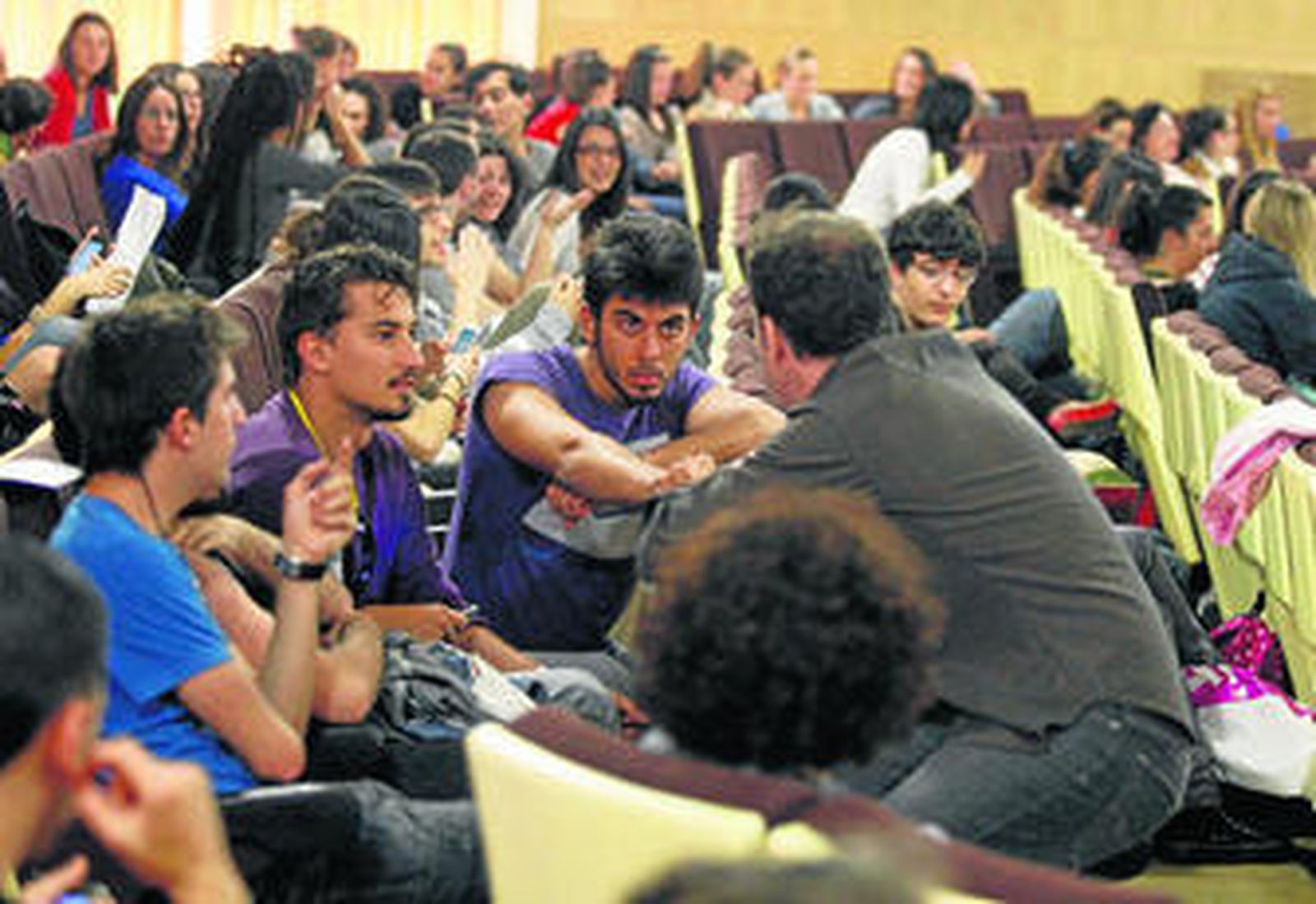 Algo más de un centenar de personas, mayoritariamente alumnos, en la asamblea celebrada ayer en Filosofía y Letras para acordar movilizaciones.