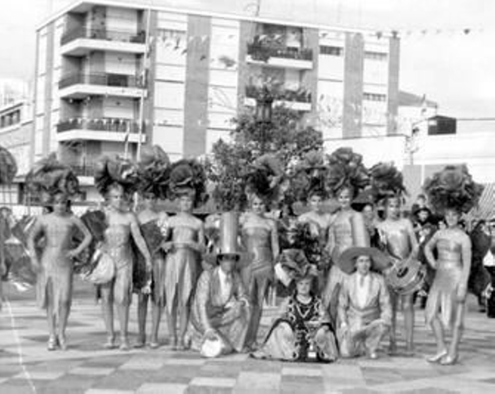 Conjunto de cabalgata 'Fantasía de mariposa'. A la derecha, la alcaldesa, María Luisa Faneca, con guitarra, hace 39 años.