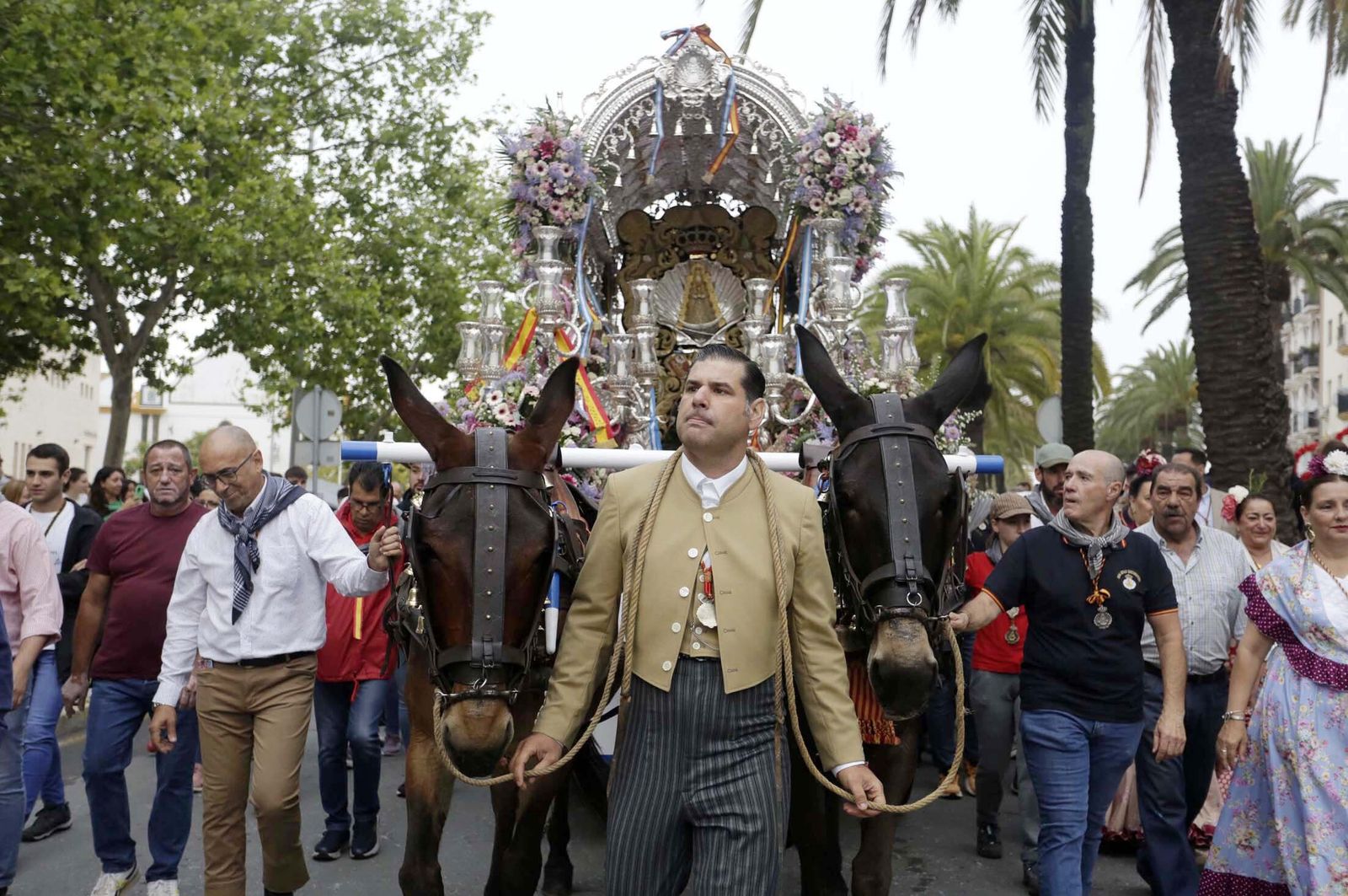 El Rocío 2023: Imágenes de la Hermandad de Emigrantes en su salida de Huelva