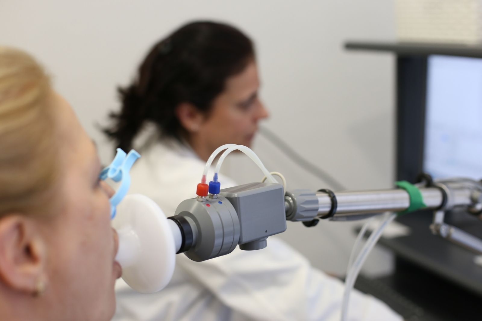 Una paciente se somete a una espirometría para medir su capacidad pulmonar.