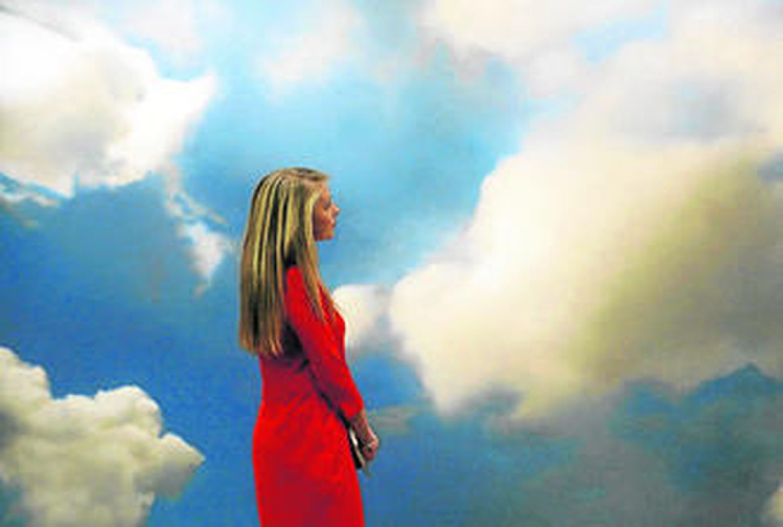 Una mujer observa el óleo titulado 'Nube' del artista alemán Gerhard Richter. / ARCHIVO