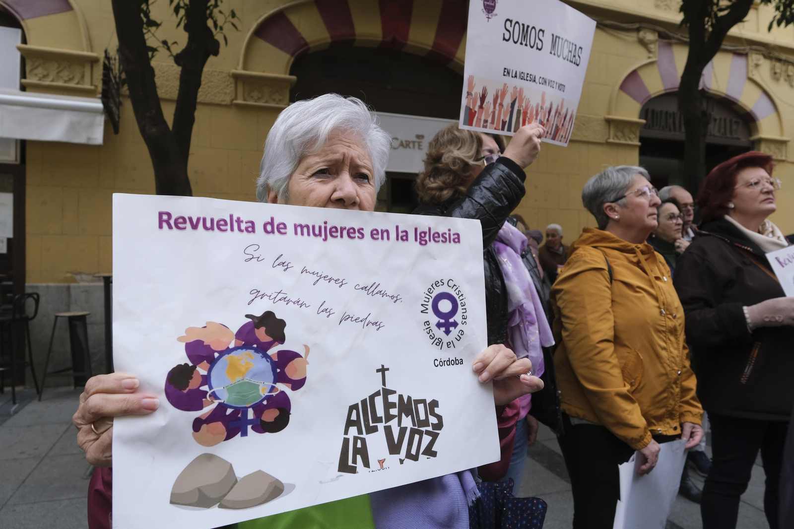 La concentración de la Revuelta de mujeres en la Iglesia en la Mezquita-Catedral de Córdoba, en imágenes