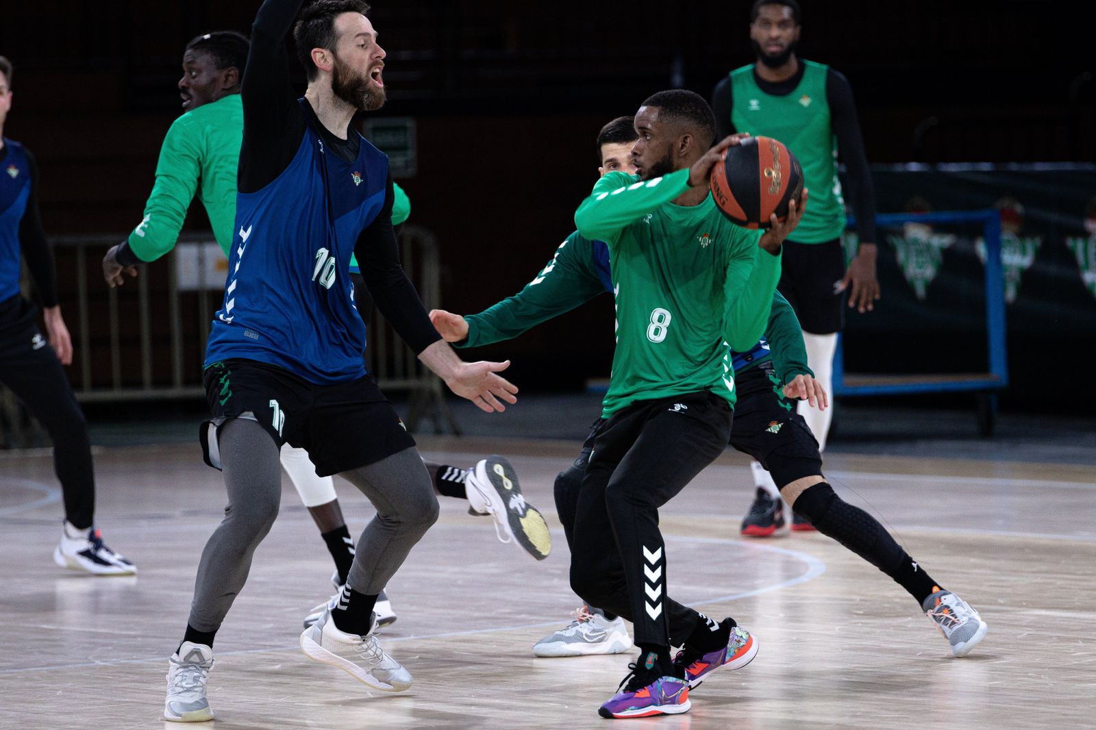 Jean Montero ante Pablo Almazán en un entrenamiento de esta semana en el pabellón de San Pablo