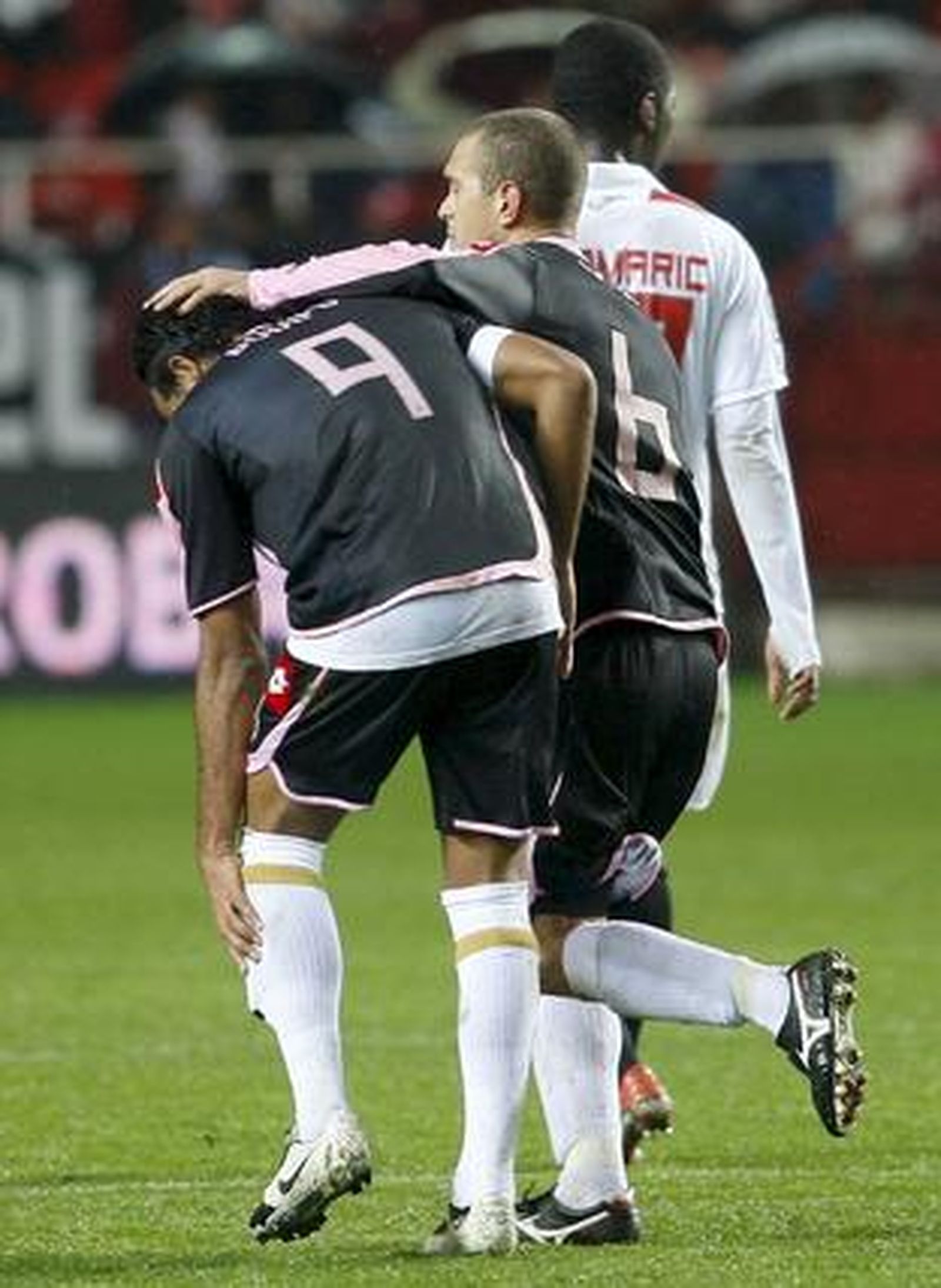 El Sevilla cumple en casa y ya está en las semifinales de la Copa del Rey. / EFE · AFP · Reuters