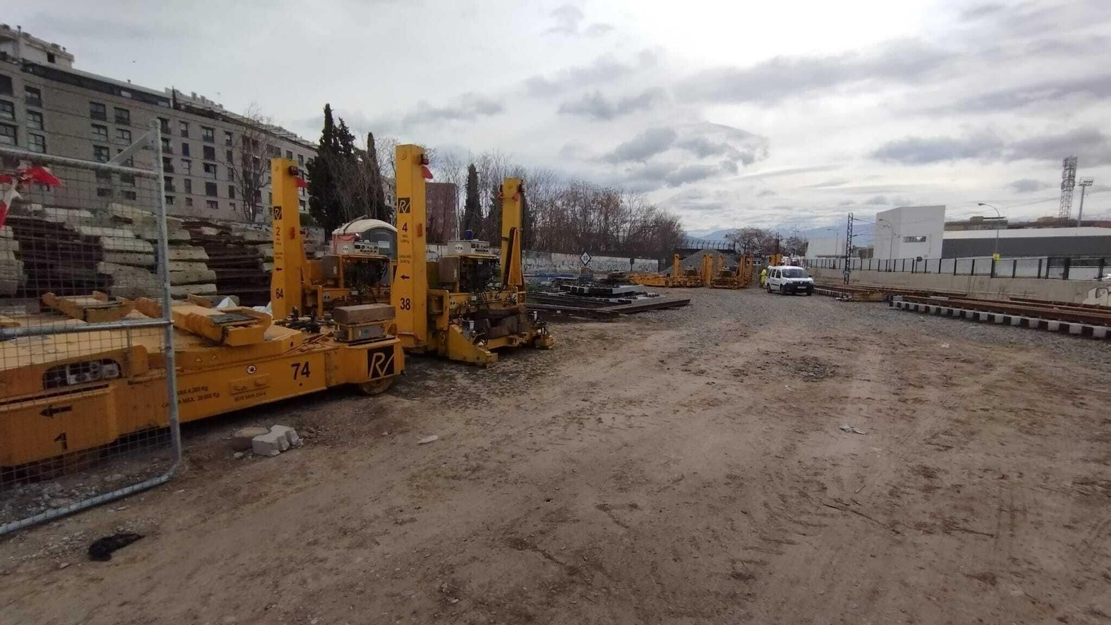 Pórticos de transporte ferroviario que hacen posible la instalación de desvíos, en la estación de Granada