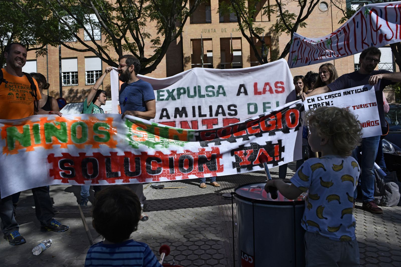 Última protesta de las familias del Casco Antiguo ante la sede de la Delegación territorial de Educación.