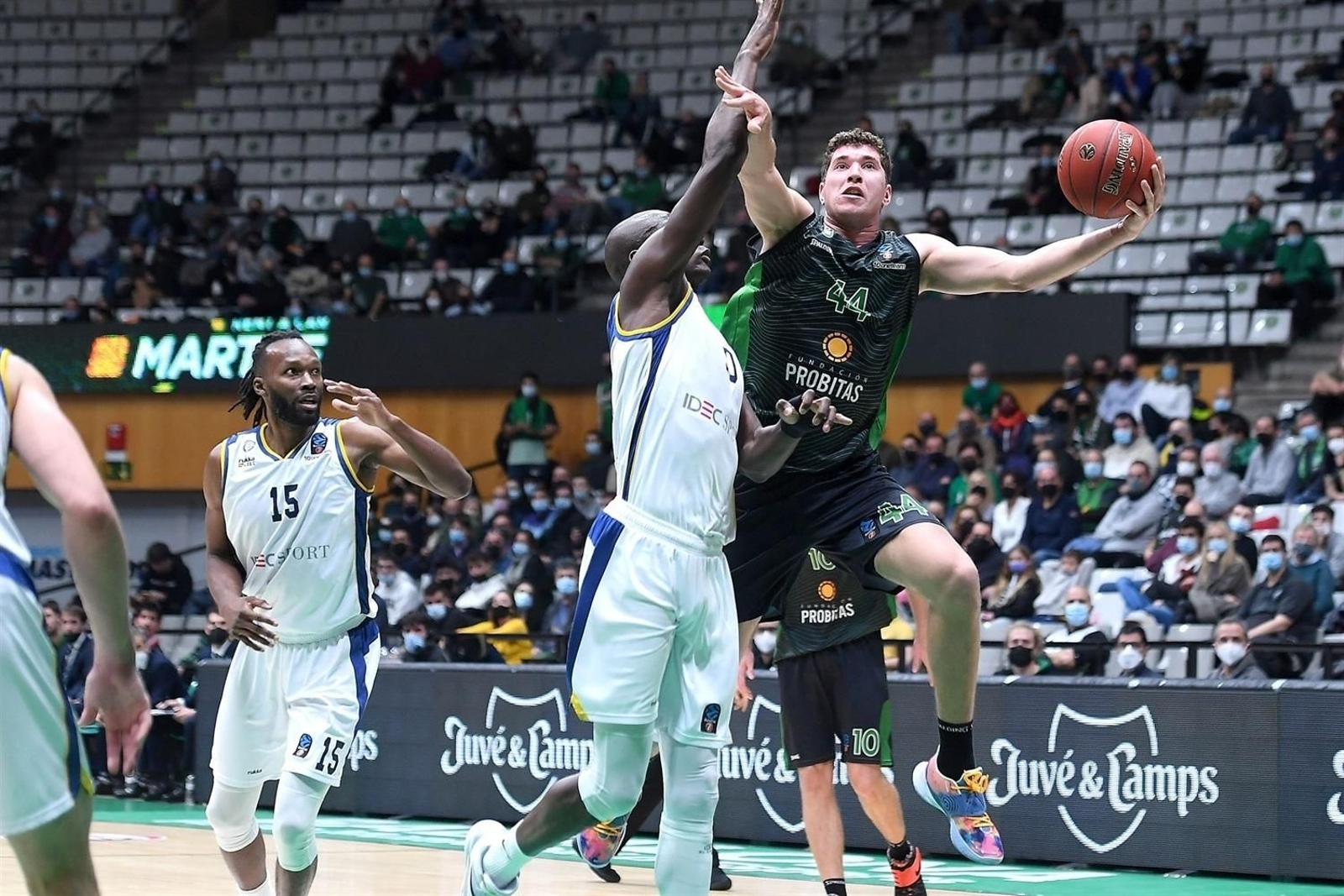 Joel Parra finaliza a canasta.