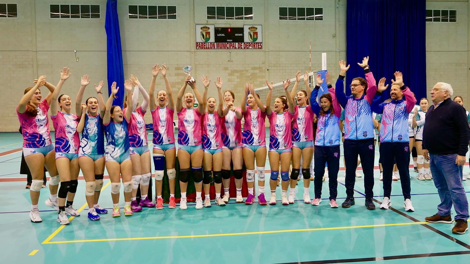 Las jugadoras celebran el campeonato.
