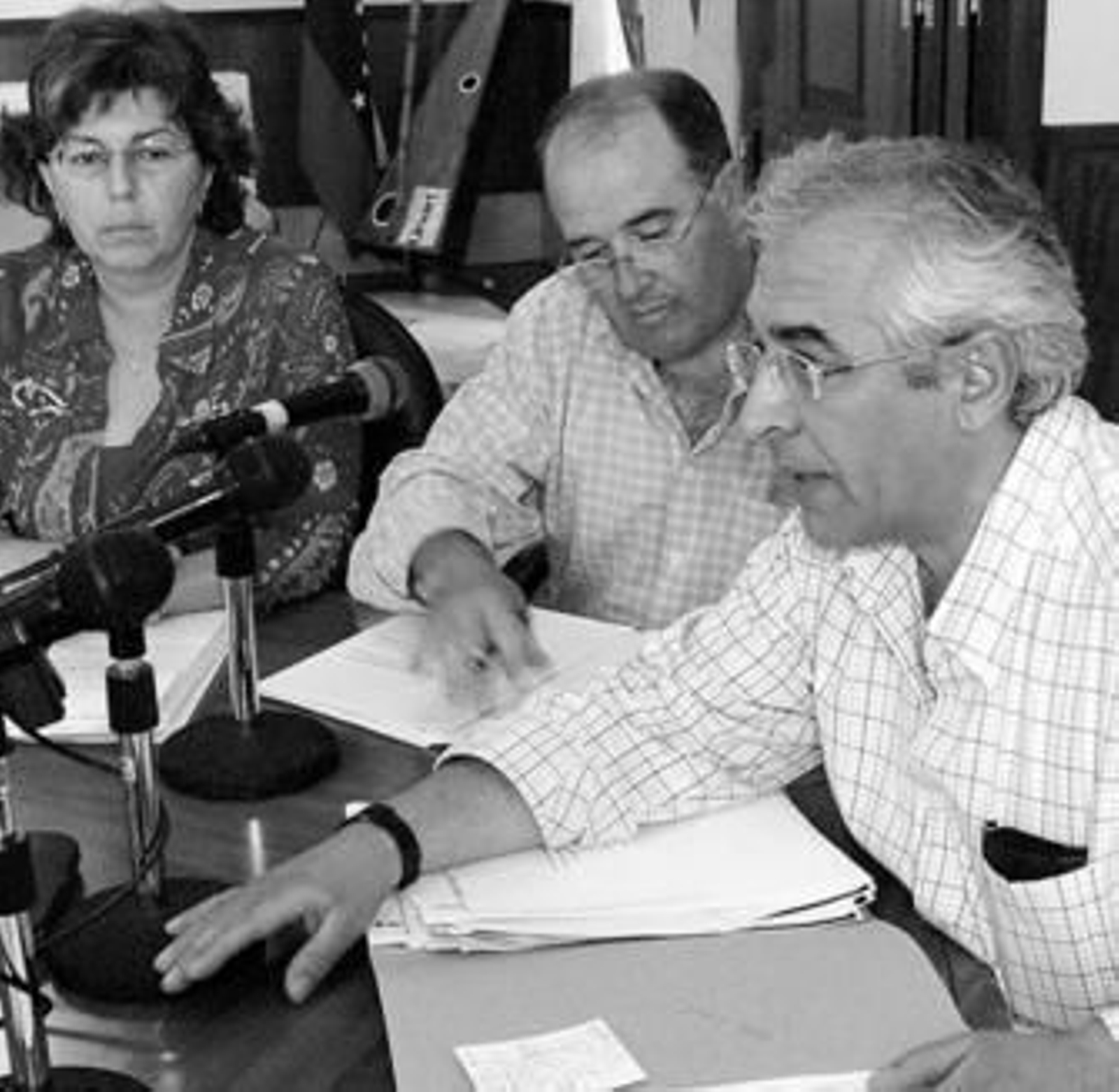 Juan Elías Beltrán, en primer plano, y Rosa Beltrán, al fondo, en una reunión de grupo.