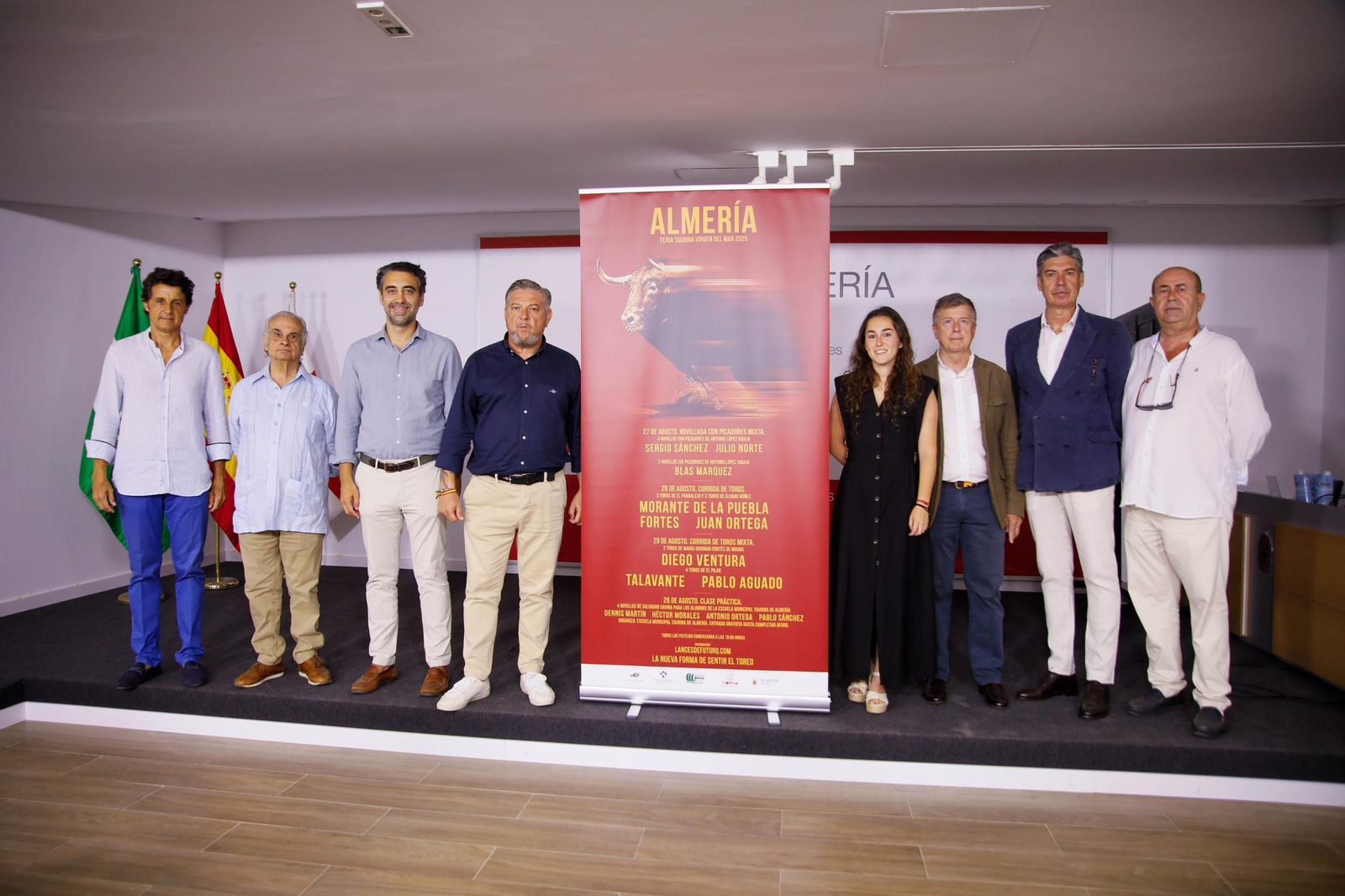 Foto de familia con representantes de la Empresa, concejales, propiedad de la plaza de toros y autoridades taurinas locales.