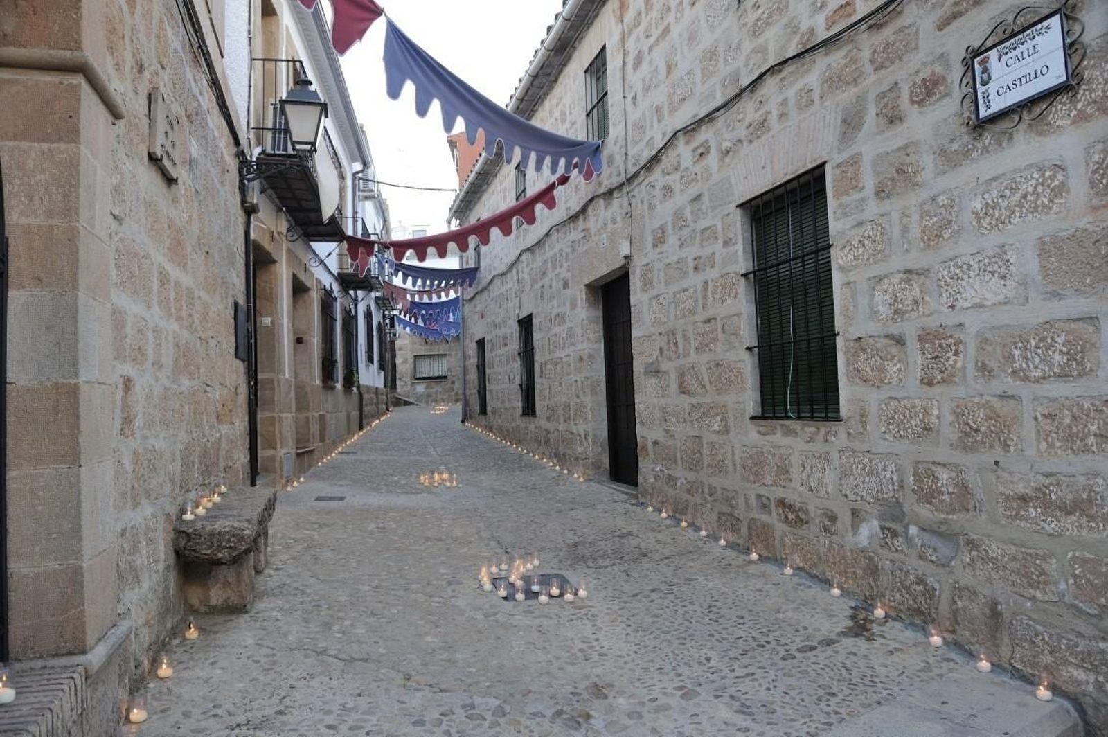 La Calle Castillo conduce hasta la entrada de la fortaleza bañusca. Baños de la Encina, uno de los pueblos más bonitos de España