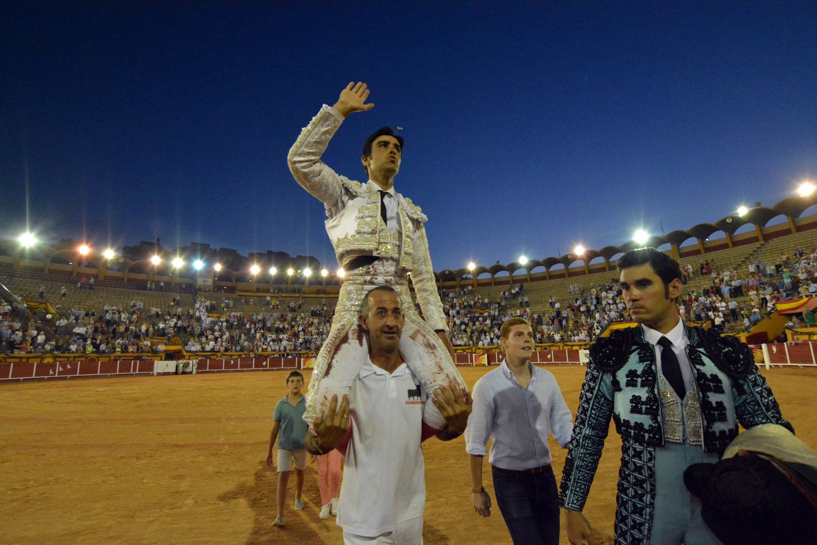 Miguel Ángel Perera, en su salida a hombros de la plaza de toros de Las Palomas.