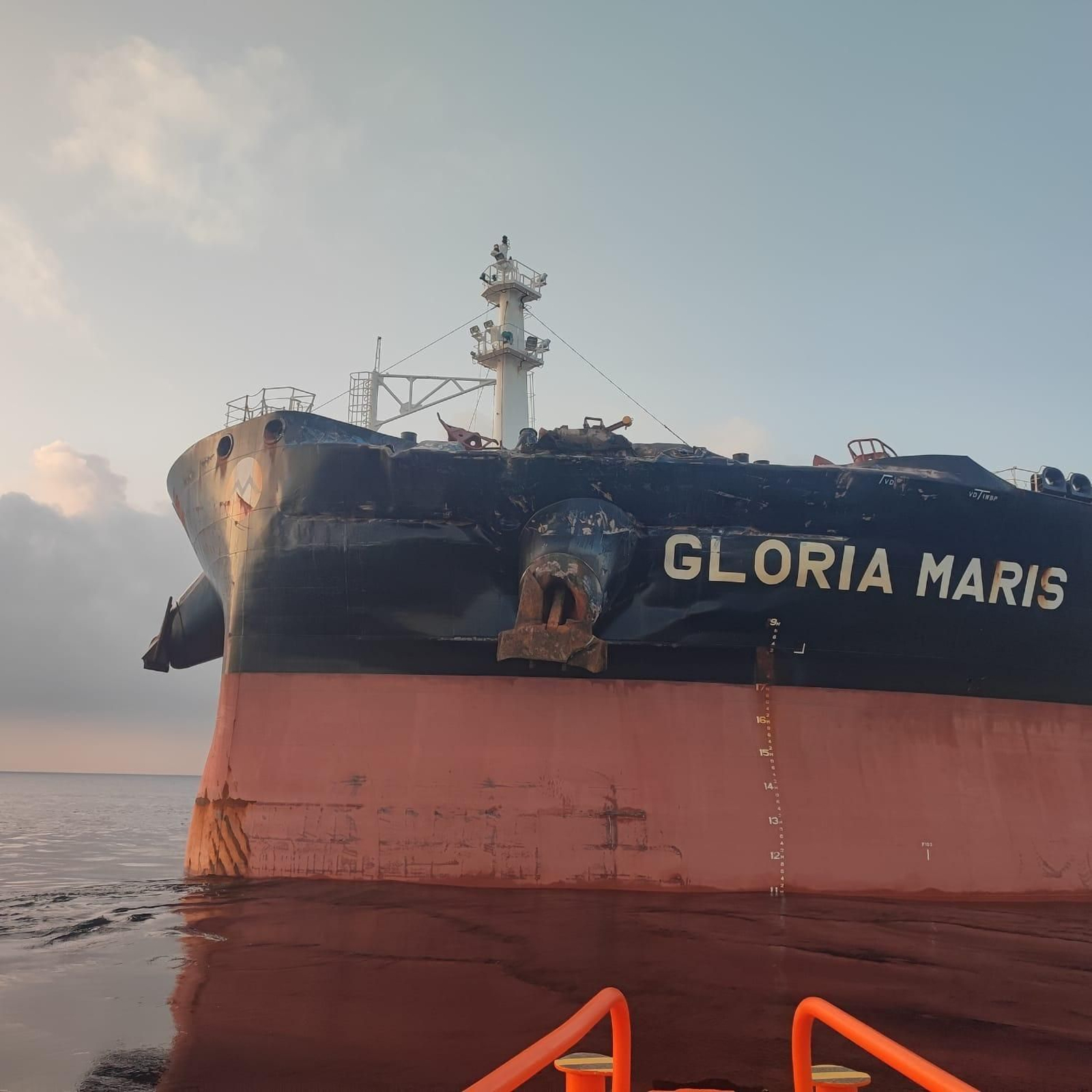 Daños en la proa del 'Gloria Maris'. Daños en la proa del 'Gloria Maris'.