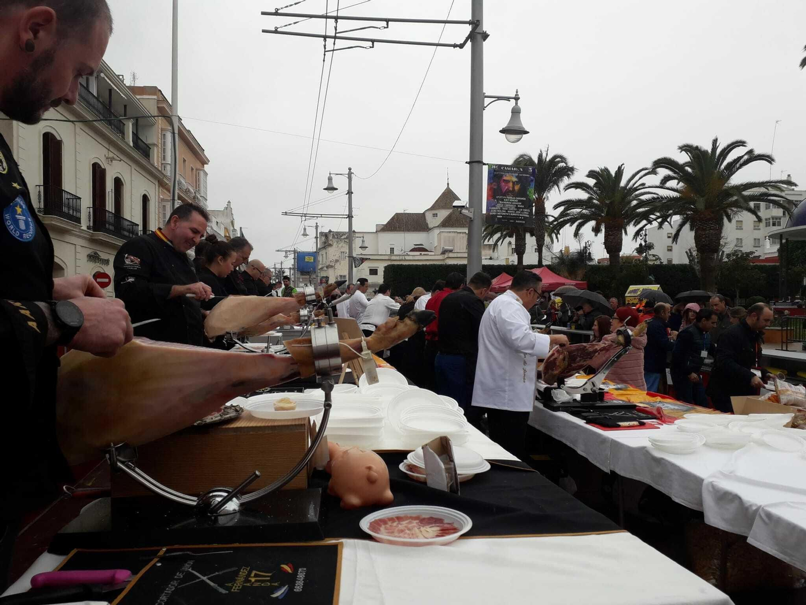 Los cortadores de jamón, en la Alameda a pesar de la lluvia.
